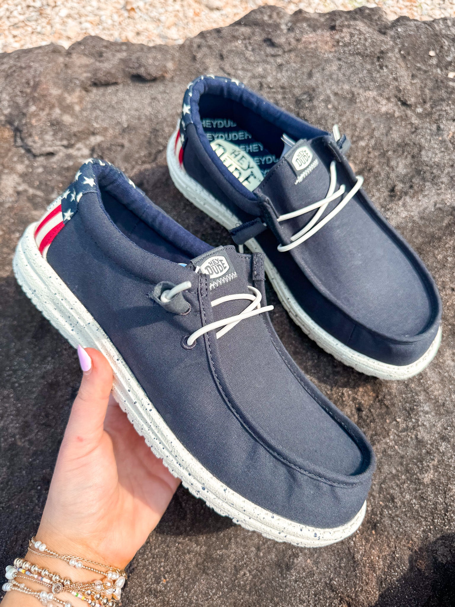 (取寄) ヘイ デュード メンズ ウォーリー アメリカーナ パーティー Hey Dude men Wally Americana Party Vista Blue/Multi Men's Hey Dude Wally Americana Navy White – Boot Country