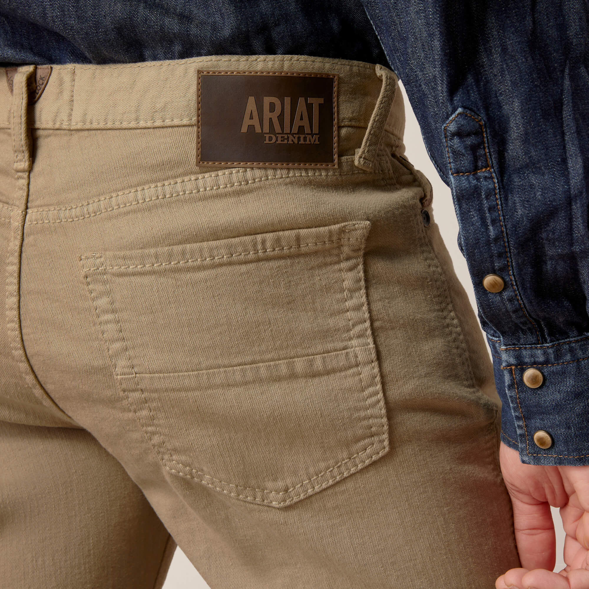 Jean recto Ariat M7 Grizzly para hombre en color caqui oscuro
