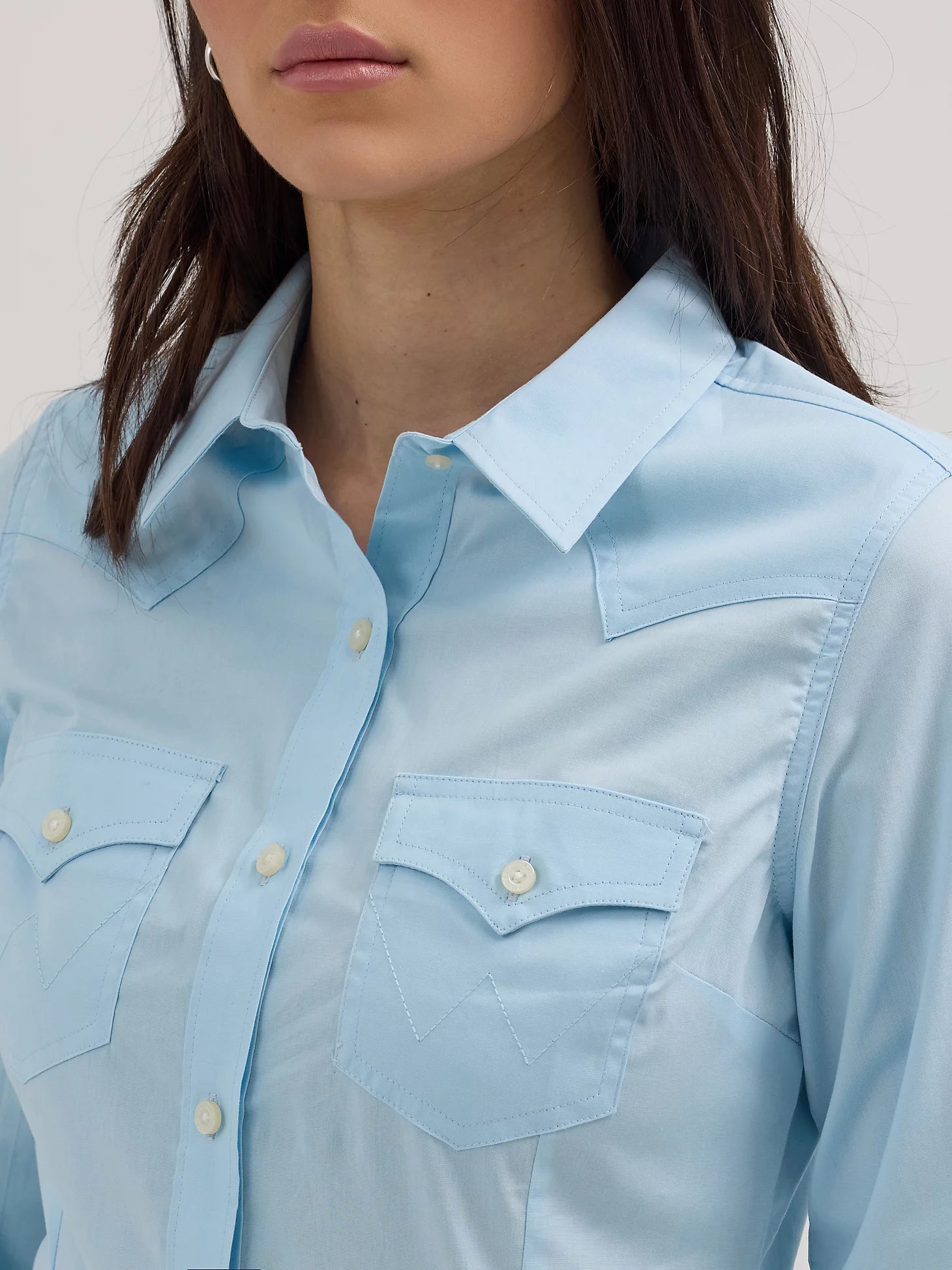 WOMEN'S WRANGLER WESTERN BUTTON DOWN SHIRT IN COOL BLUE