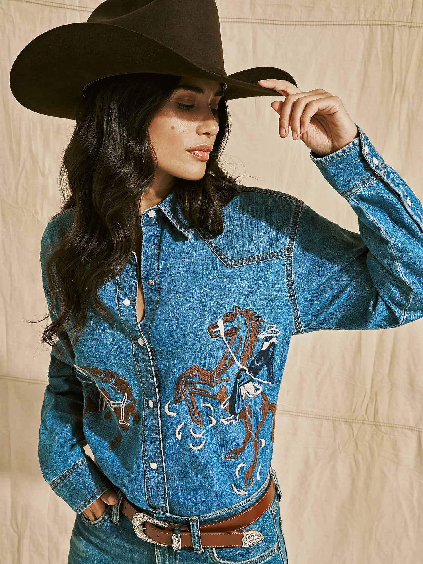 Women's Wrangler Embroidered Horses Boyfriend Western Snap Shirt