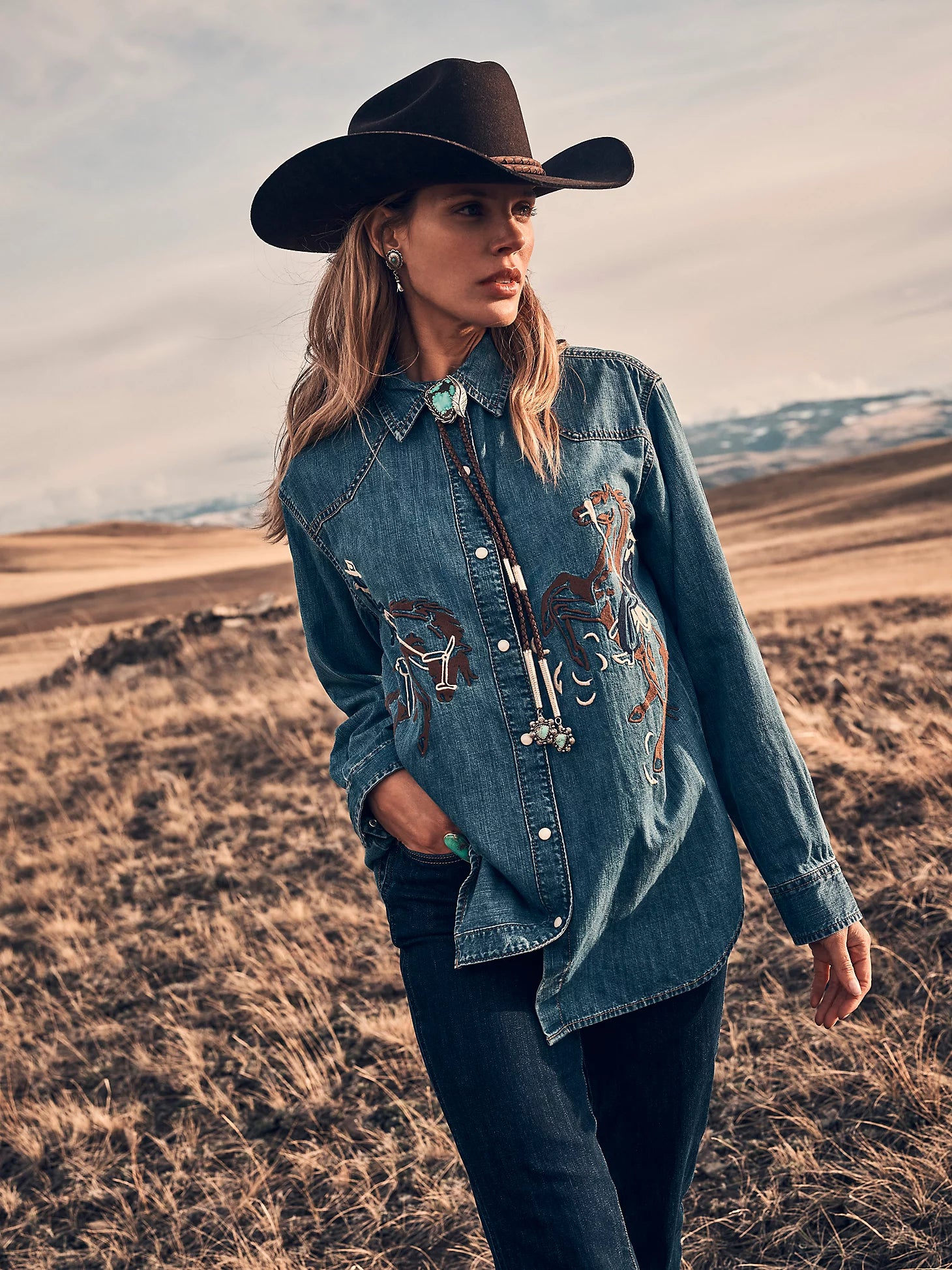 Women's Wrangler Embroidered Horses Boyfriend Western Snap Shirt