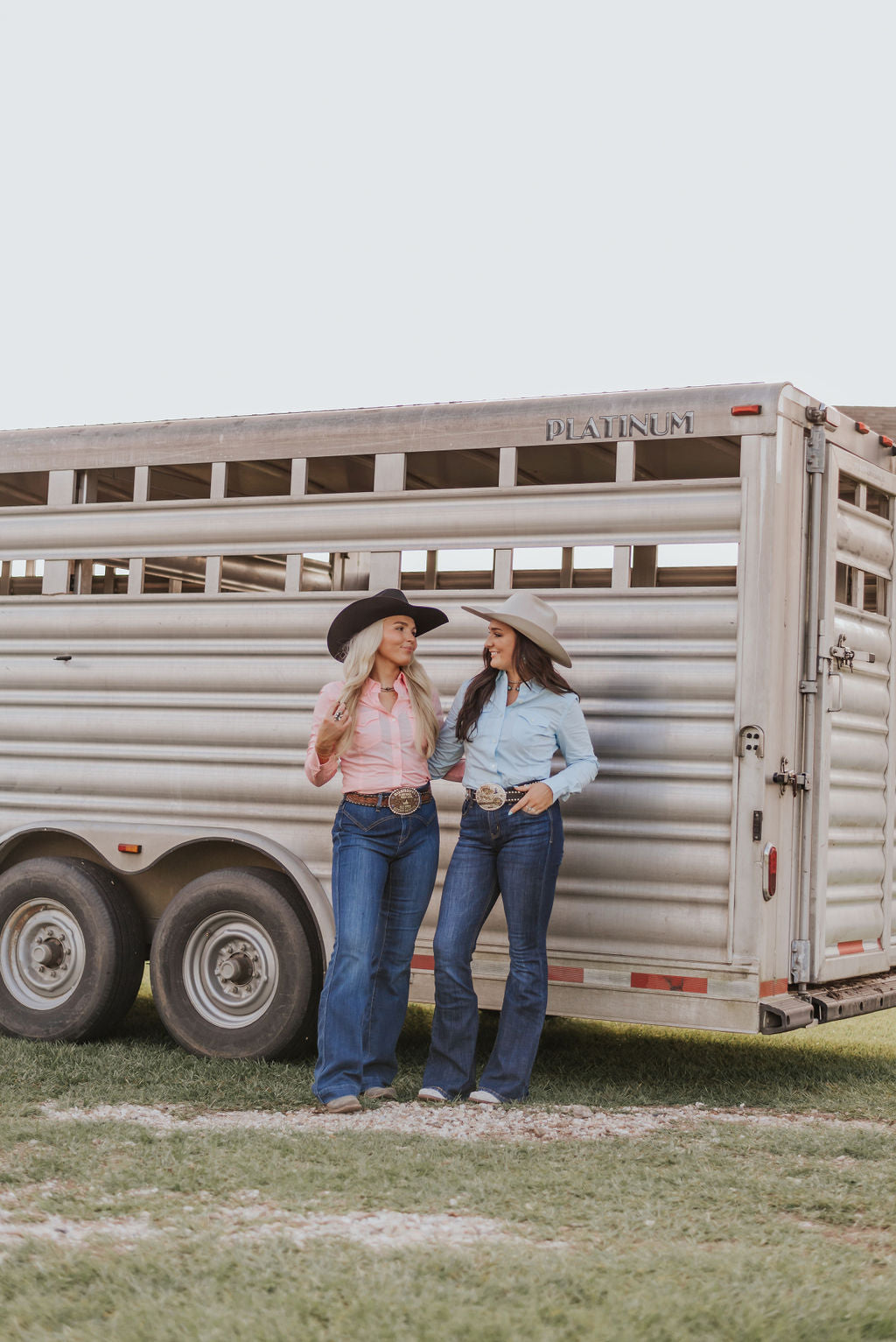 WOMEN'S WRANGLER WESTERN BUTTON DOWN SHIRT IN COOL BLUE