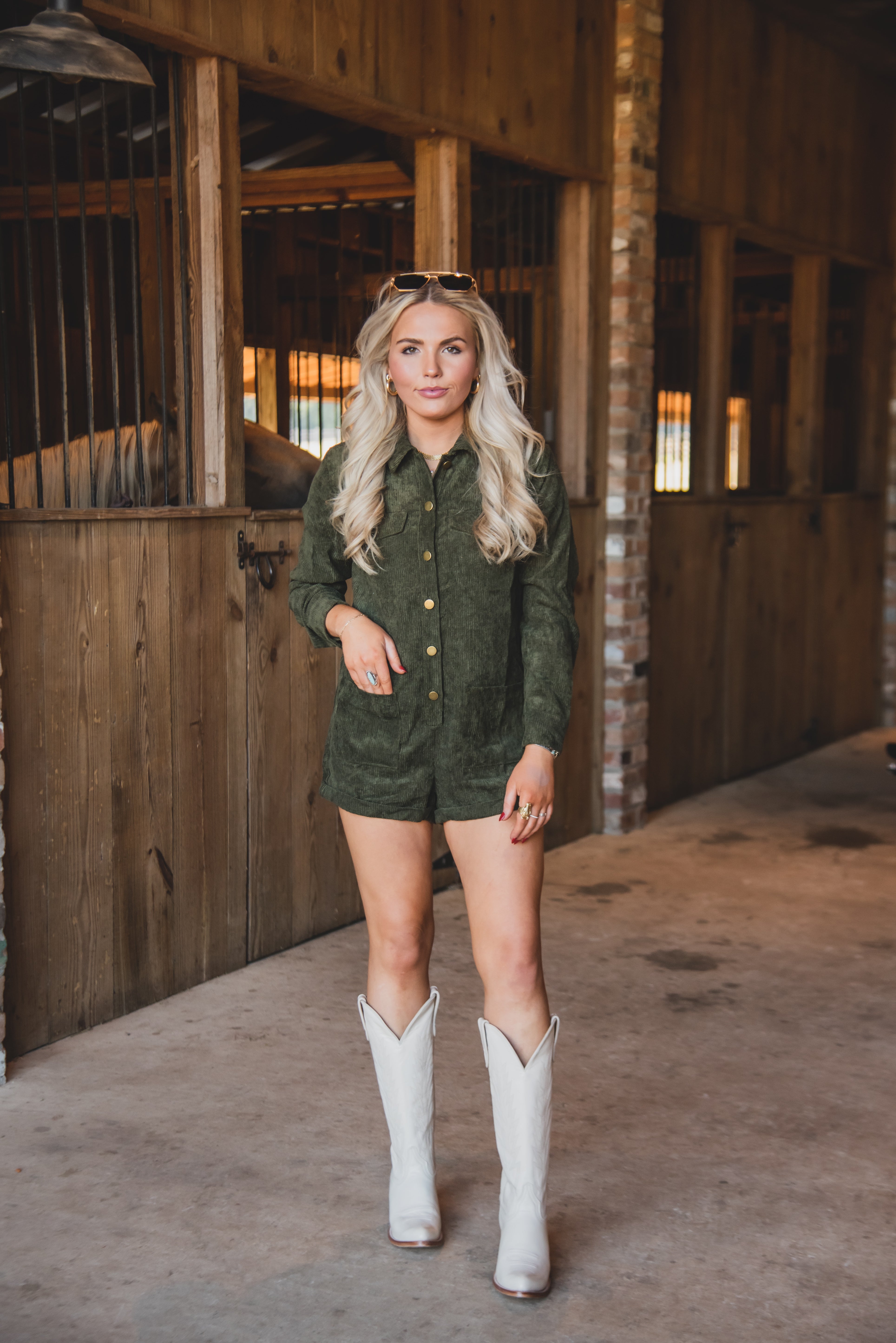 Macie Bean Spacey Gracey Crema para mujer de 15 pulgadas. Bota con punta de almendra