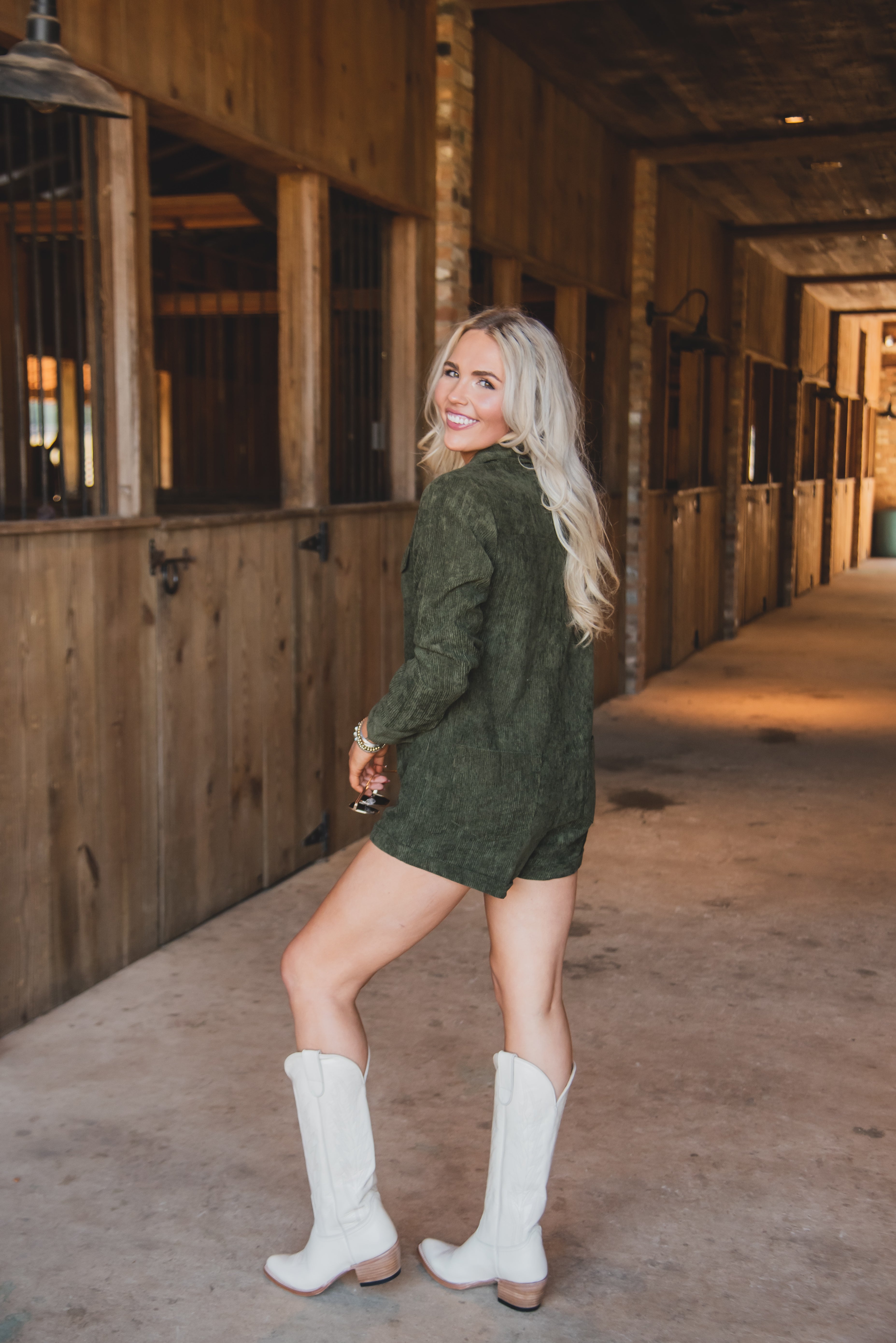 Macie Bean Spacey Gracey Crema para mujer de 15 pulgadas. Bota con punta de almendra