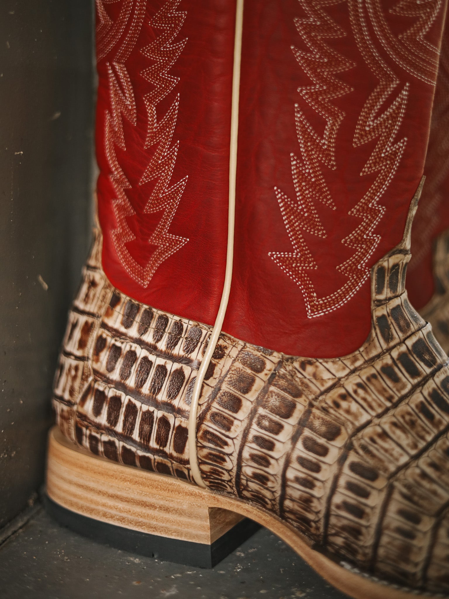 Men's Horse Power Cigar Sundance Caiman Tail with 13" Red Texas Tops