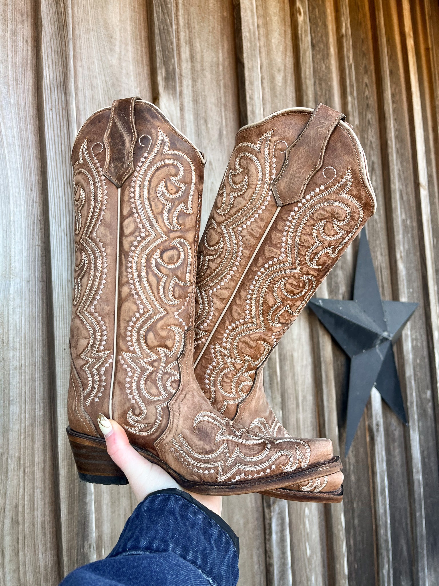 BOTAS PARA MUJER CIRCLE G BY CORRAL MARRÓN CON BORDADO SEQUENCE