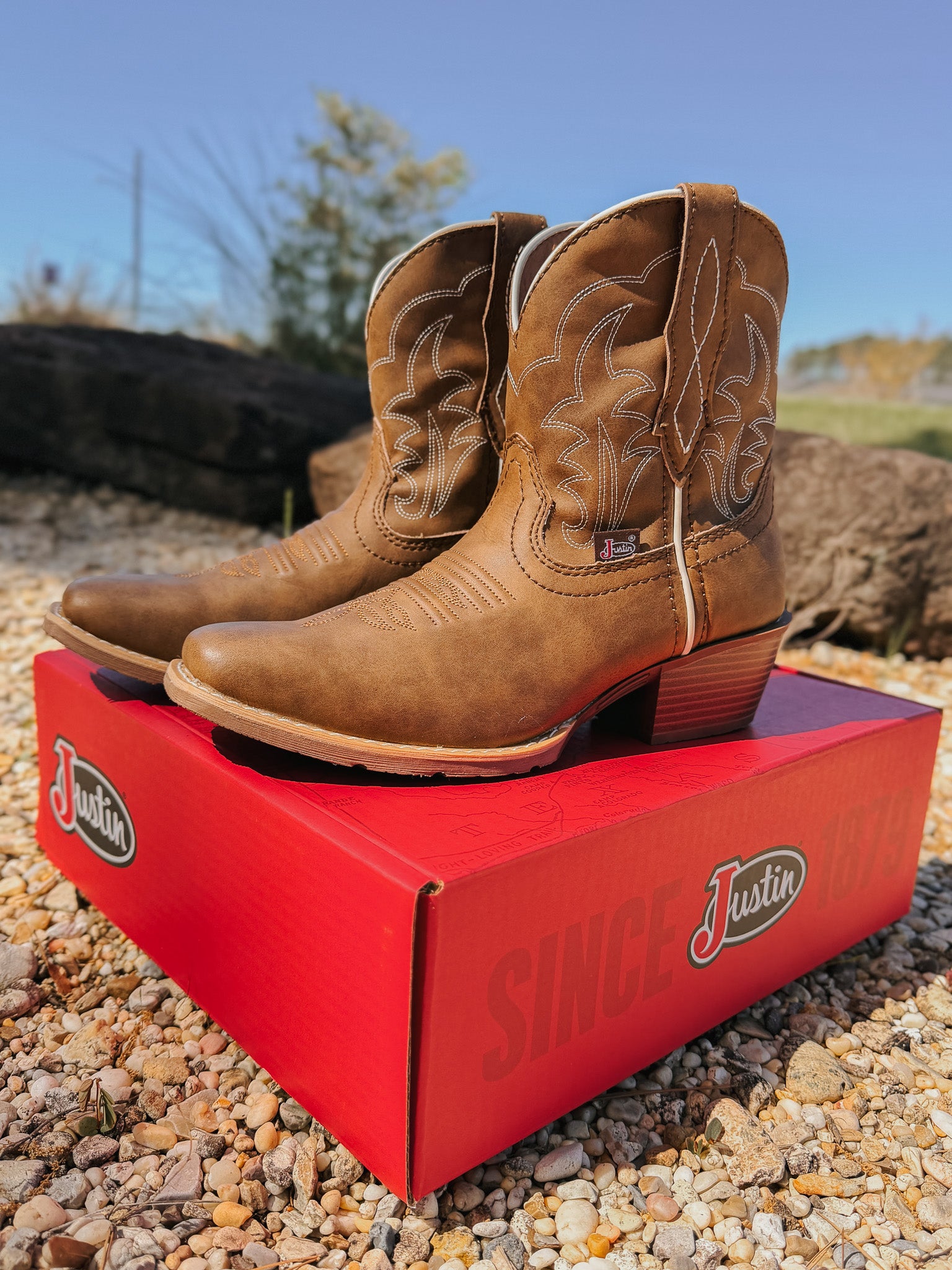 Justin Women's Dee Gypsy Square Toe 7" Boot