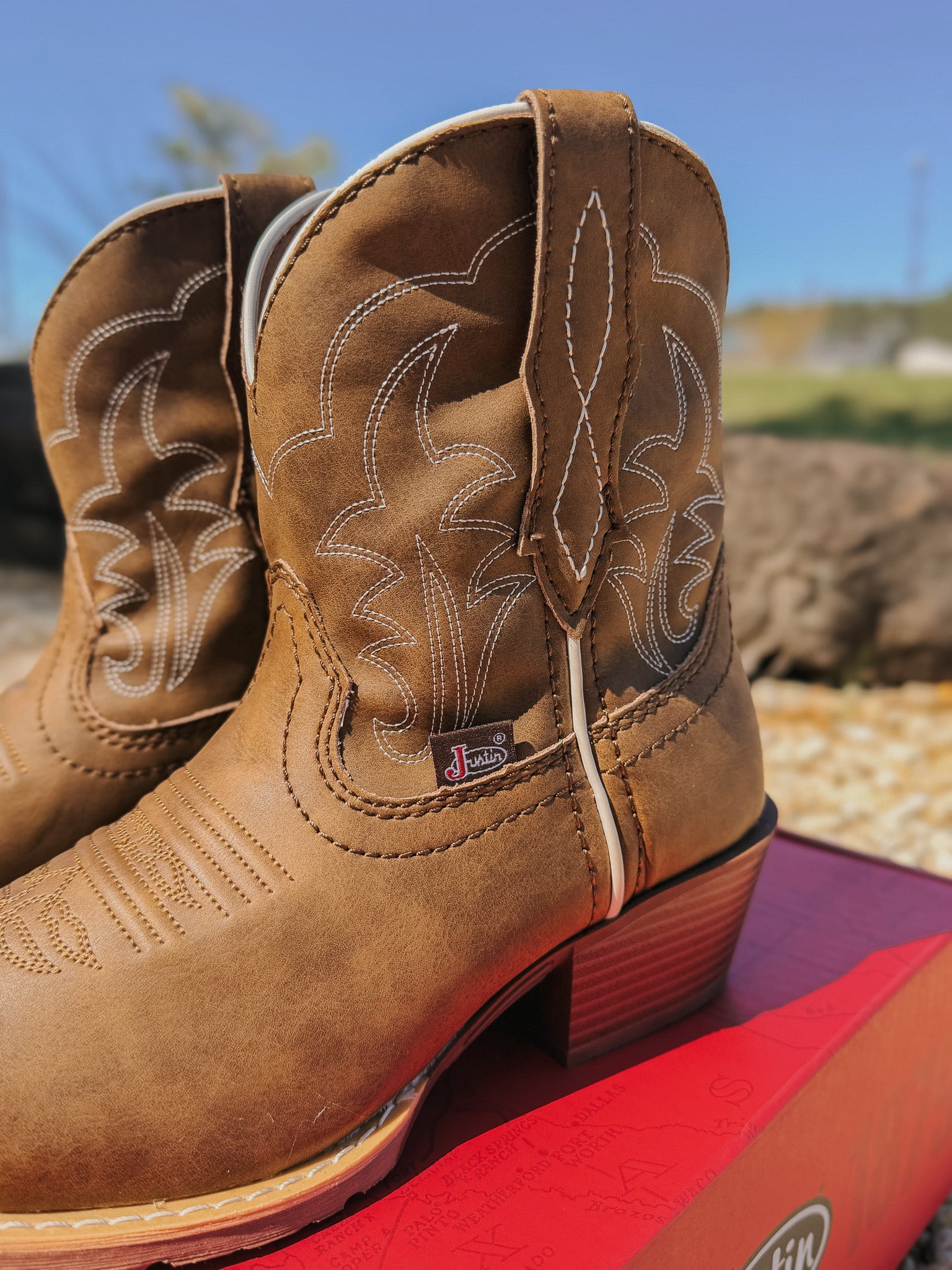 Justin Women's Dee Gypsy Square Toe 7" Boot