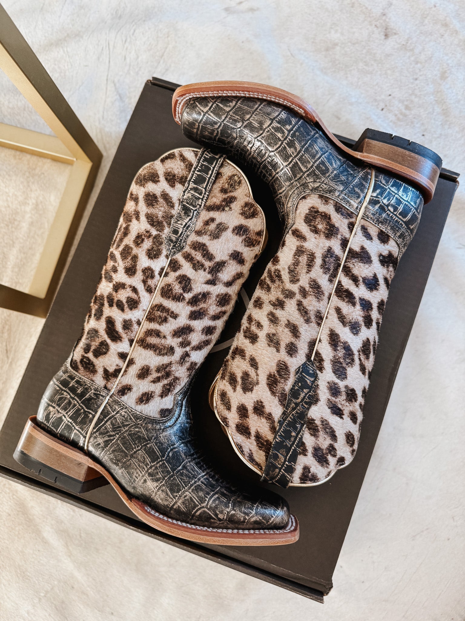 Ariat Women's Frontier Farrah Wide Square Toe Western Boot