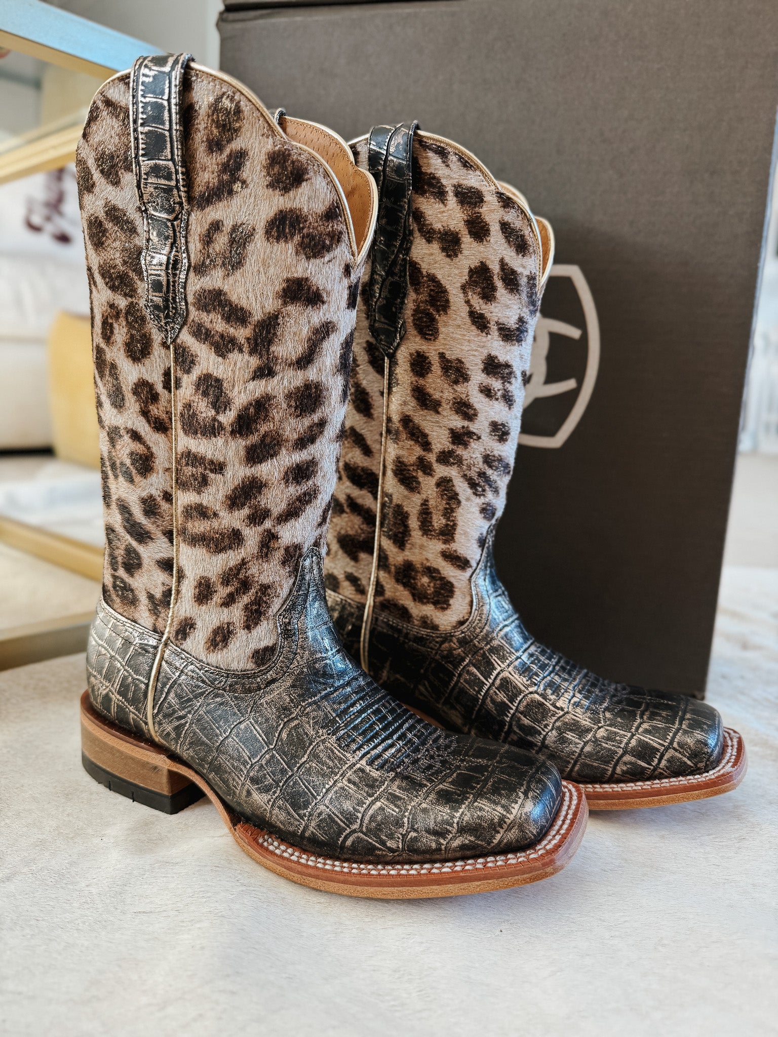 Ariat Women's Frontier Farrah Wide Square Toe Western Boot