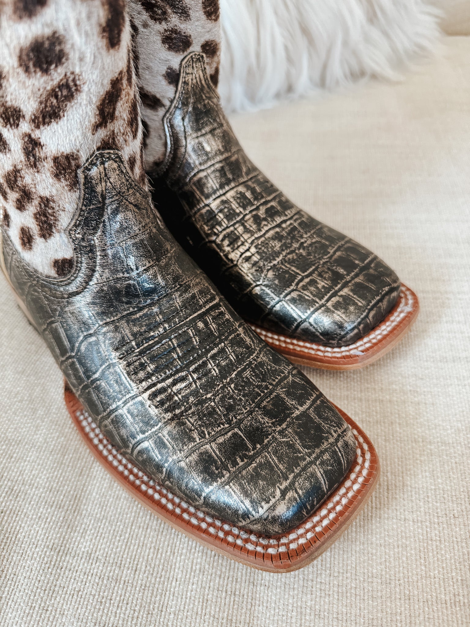 Ariat Women's Frontier Farrah Wide Square Toe Western Boot