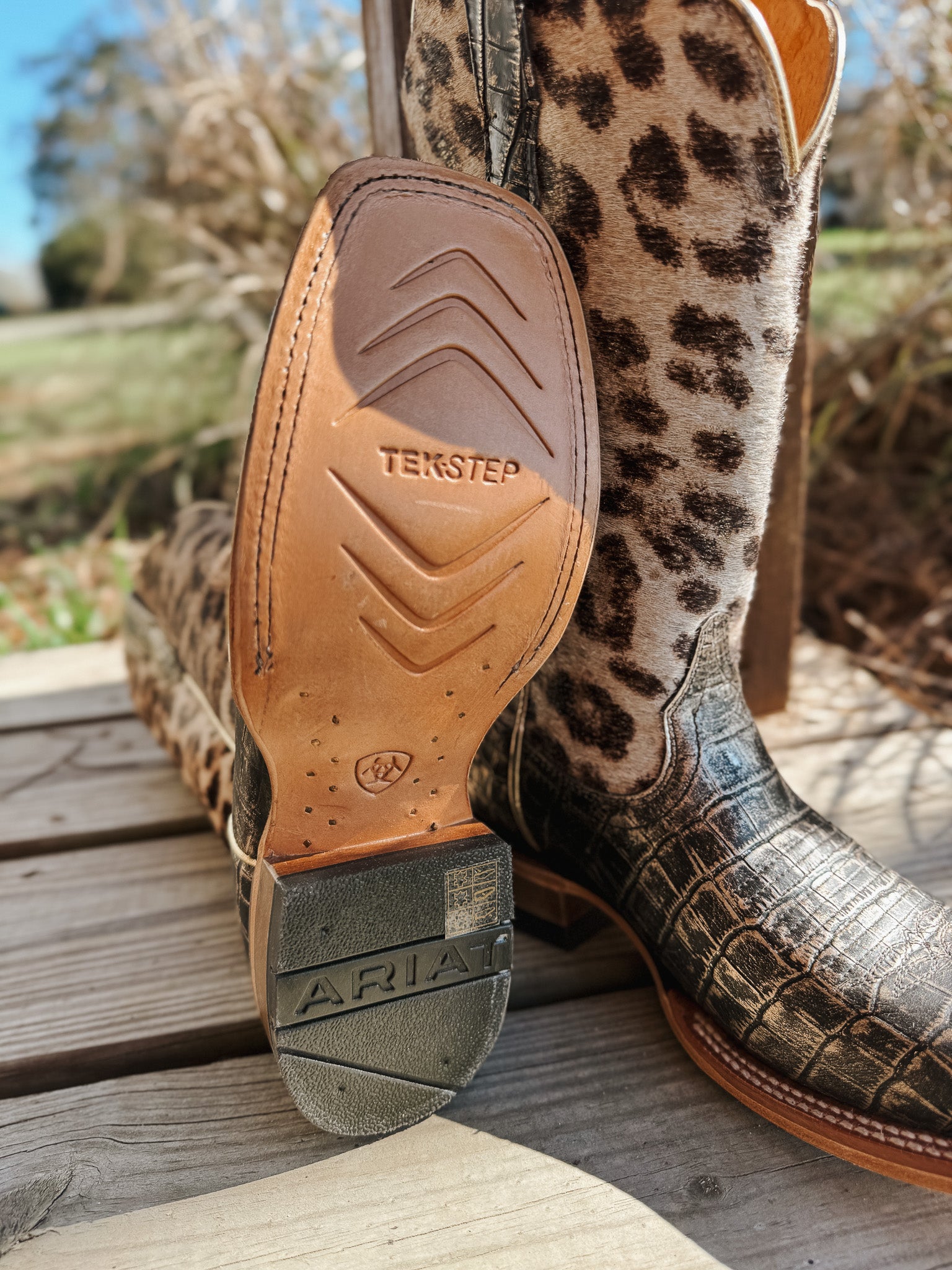 Ariat Women's Frontier Farrah Wide Square Toe Western Boot