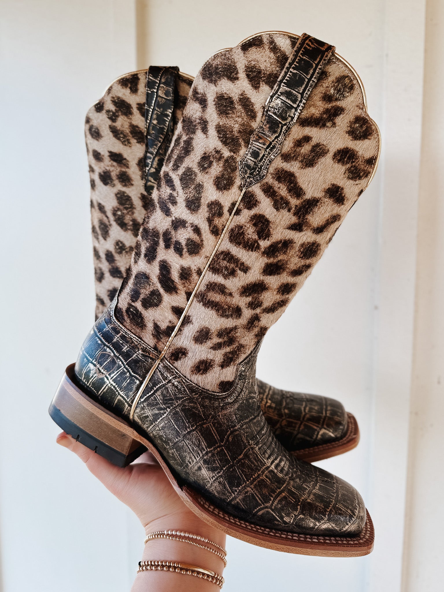 Ariat Women's Frontier Farrah Wide Square Toe Western Boot