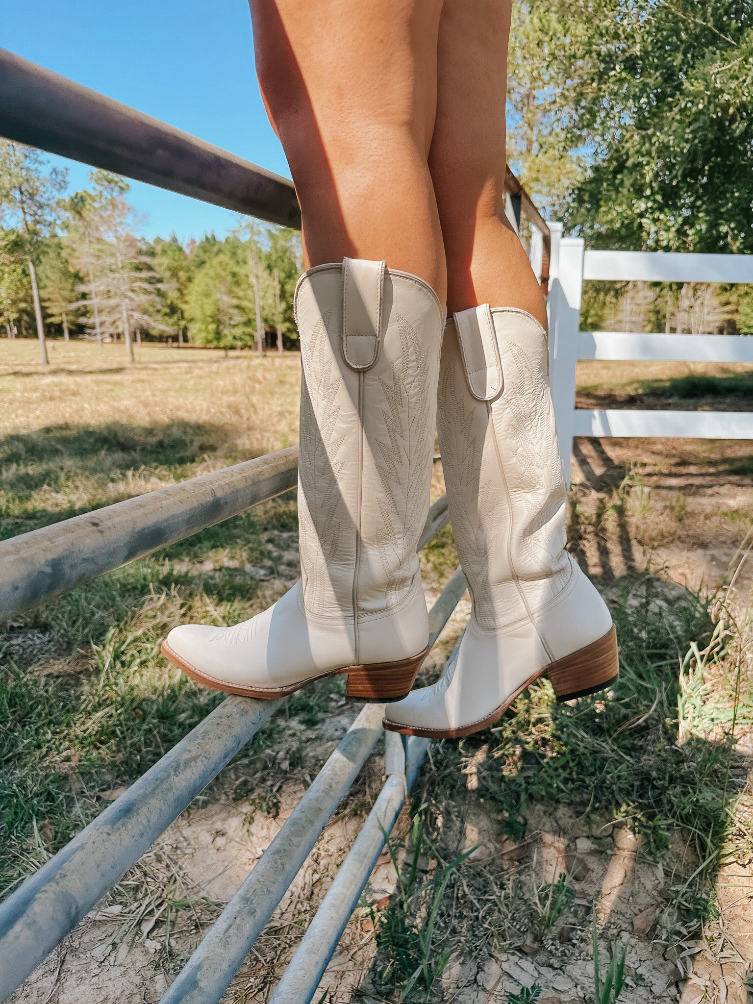 Macie Bean Spacey Gracey Crema para mujer de 15 pulgadas. Bota con punta de almendra