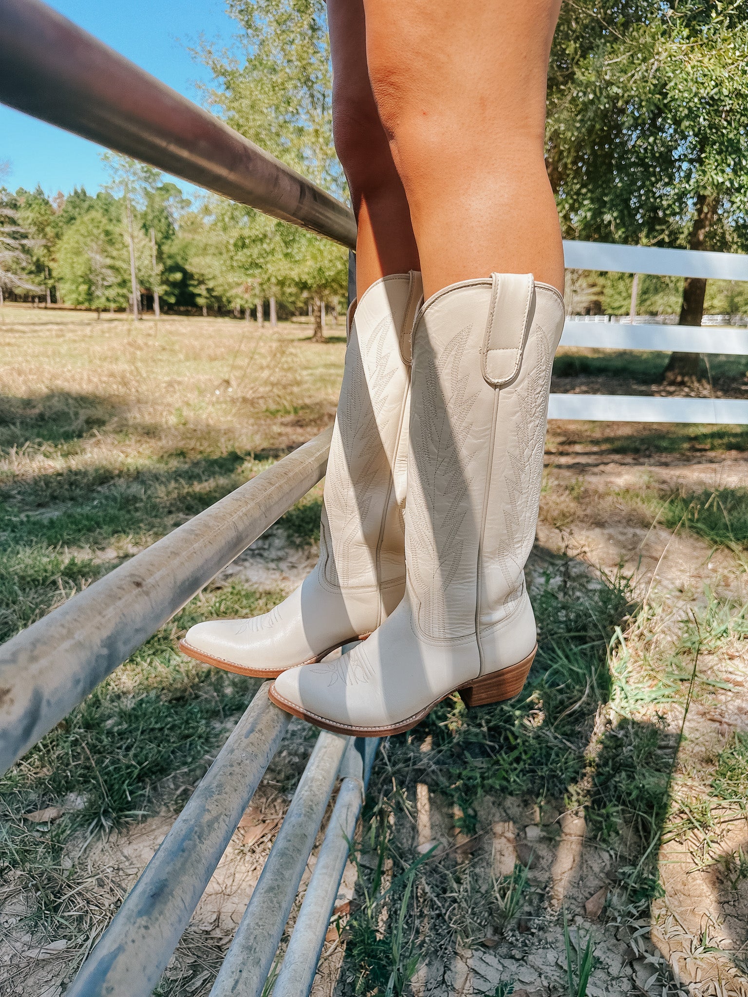 Macie Bean Spacey Gracey Crema para mujer de 15 pulgadas. Bota con punta de almendra