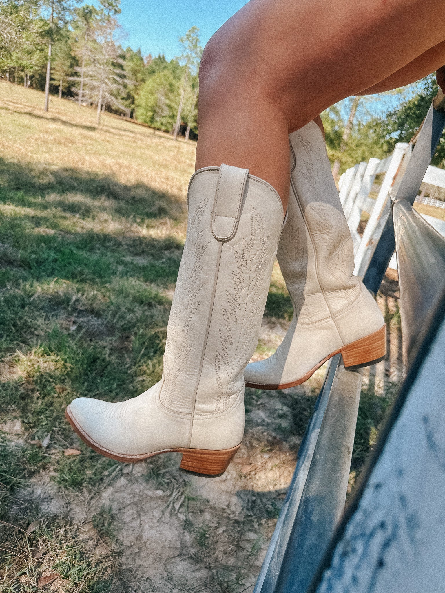 Macie Bean Spacey Gracey Crema para mujer de 15 pulgadas. Bota con punta de almendra