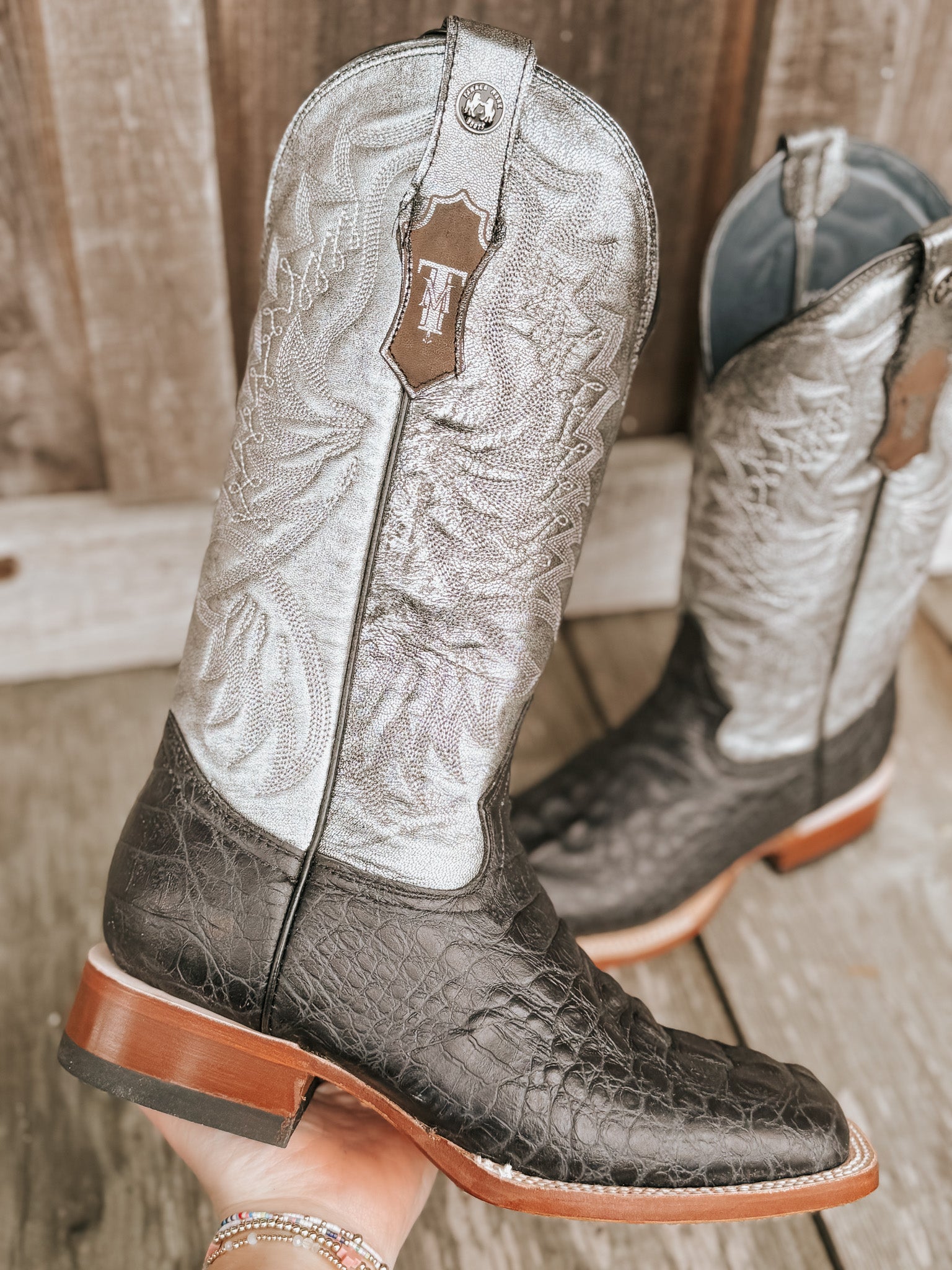 Botas negras con estampado de caimán Tanner Mark Amberlyn Hornback para mujer