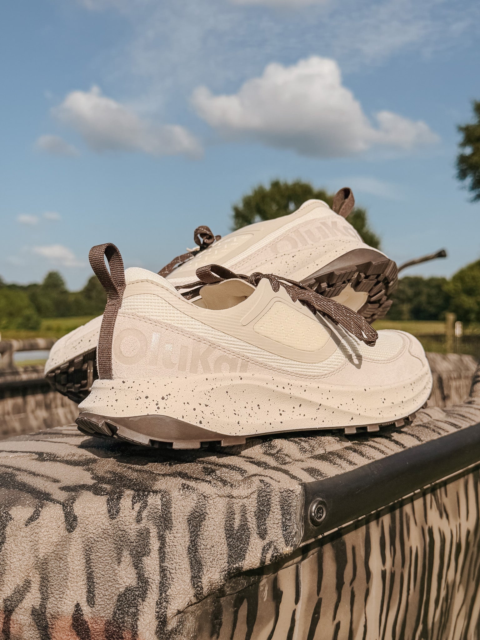 Men's OluKai Makiki in White Sand/Tapa
