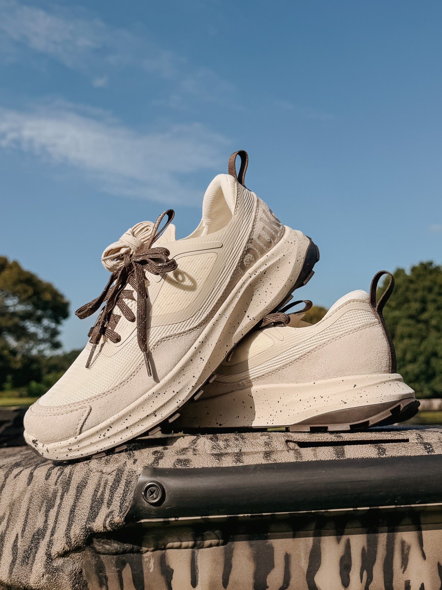 Men's OluKai Makiki in White Sand/Tapa