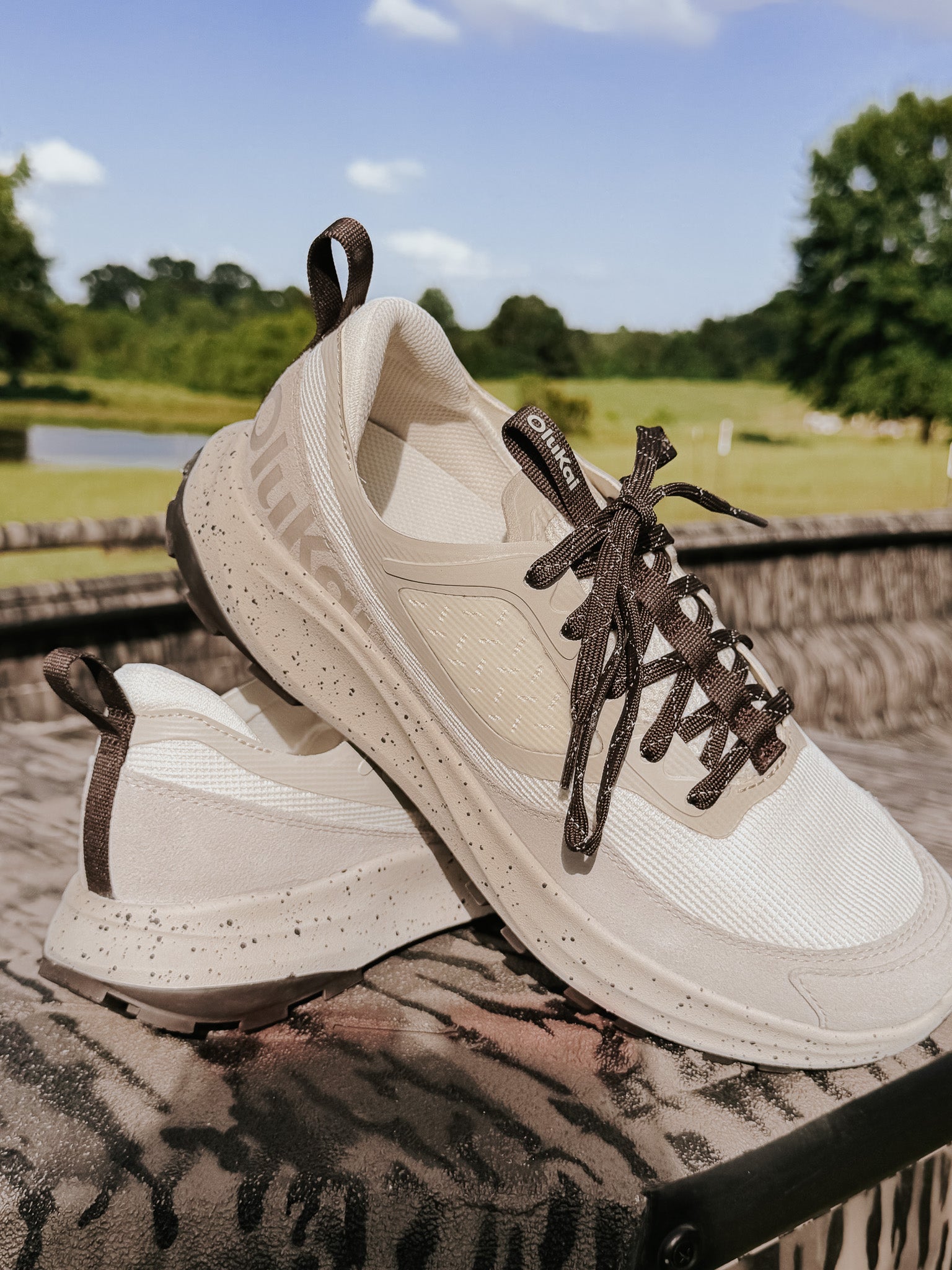 Men's OluKai Makiki in White Sand/Tapa