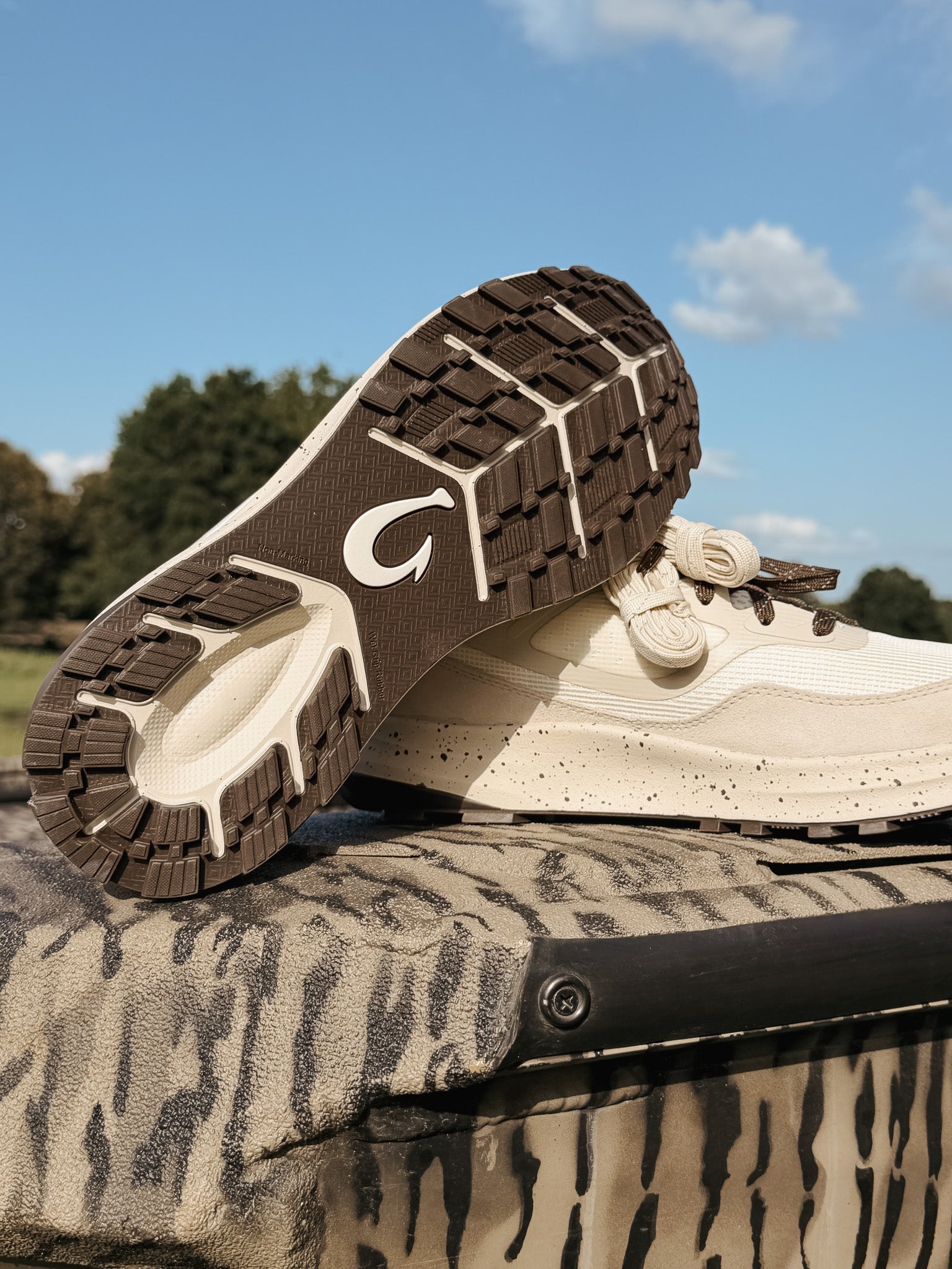Men's OluKai Makiki in White Sand/Tapa