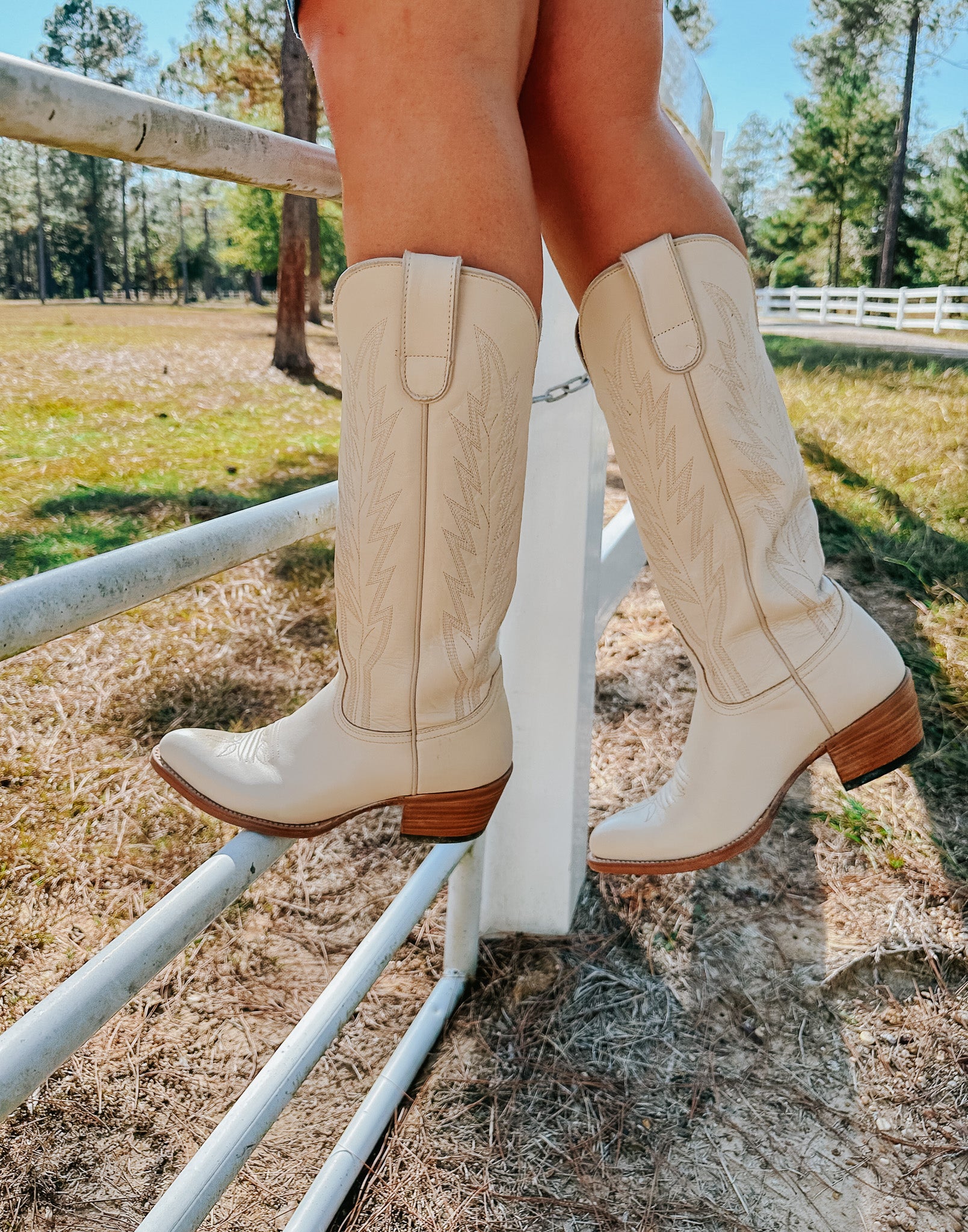 Macie Bean Spacey Gracey Crema para mujer de 15 pulgadas. Bota con punta de almendra