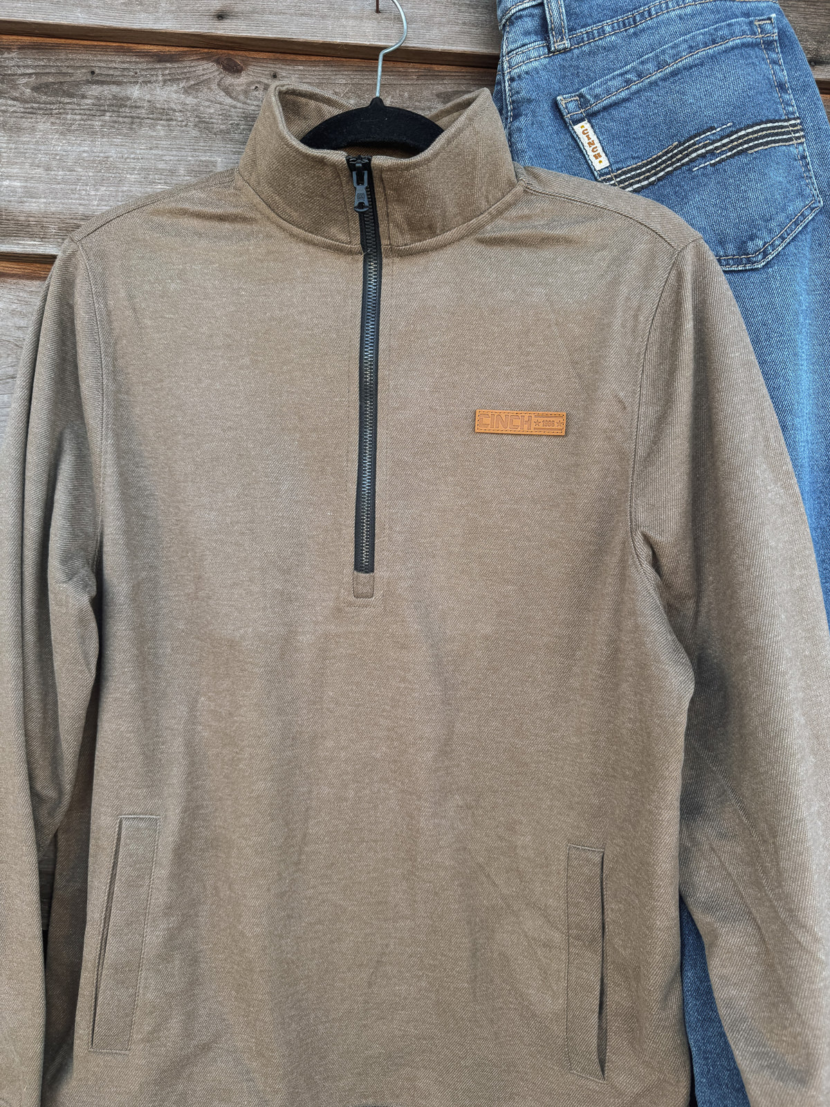 Cinch | Men's 1/2 Zip Logo Twill Pullover in Brown