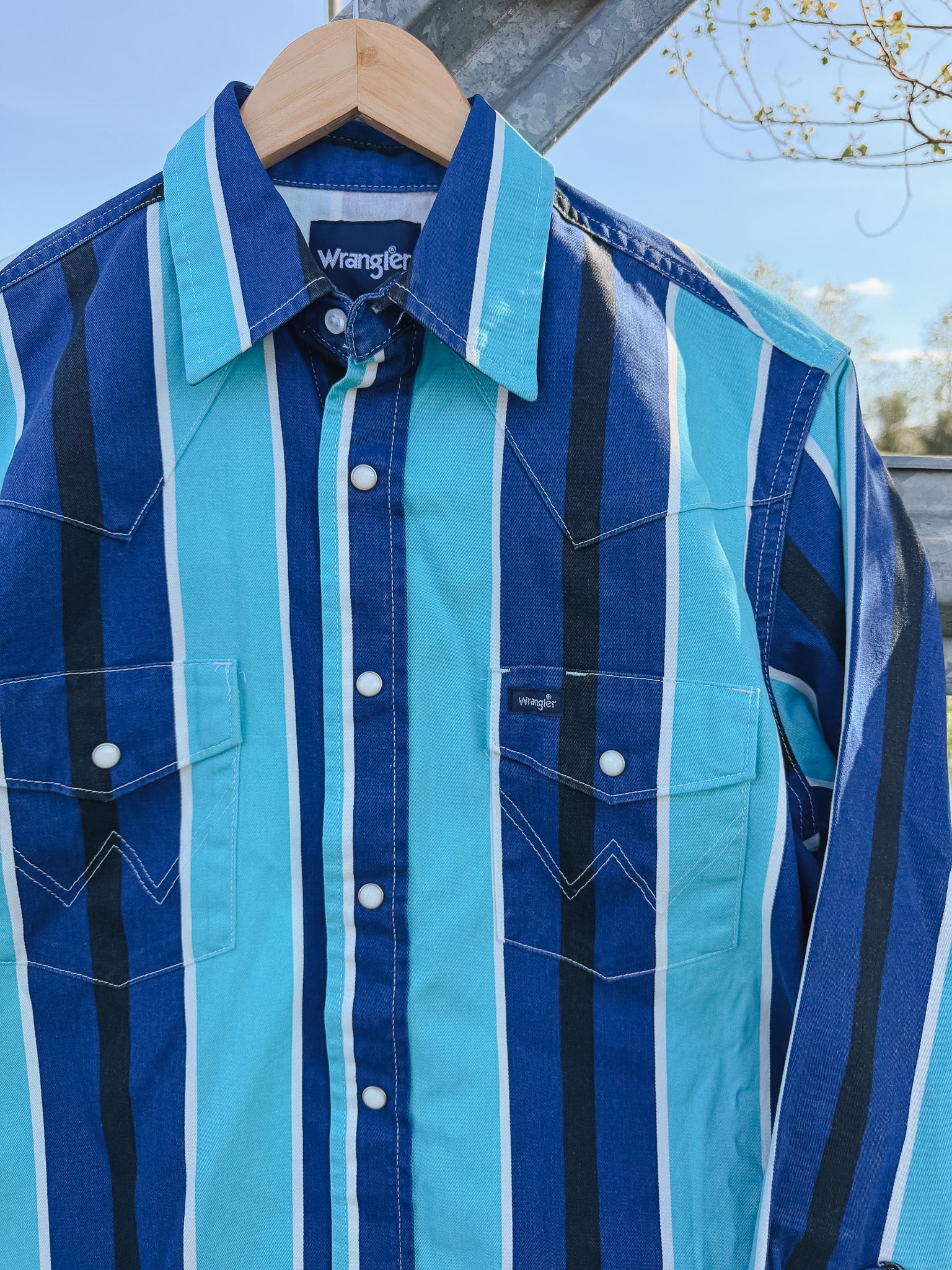 Wrangler Men's Vintage-Inspired Brushpopper Pearl Snap in Blue