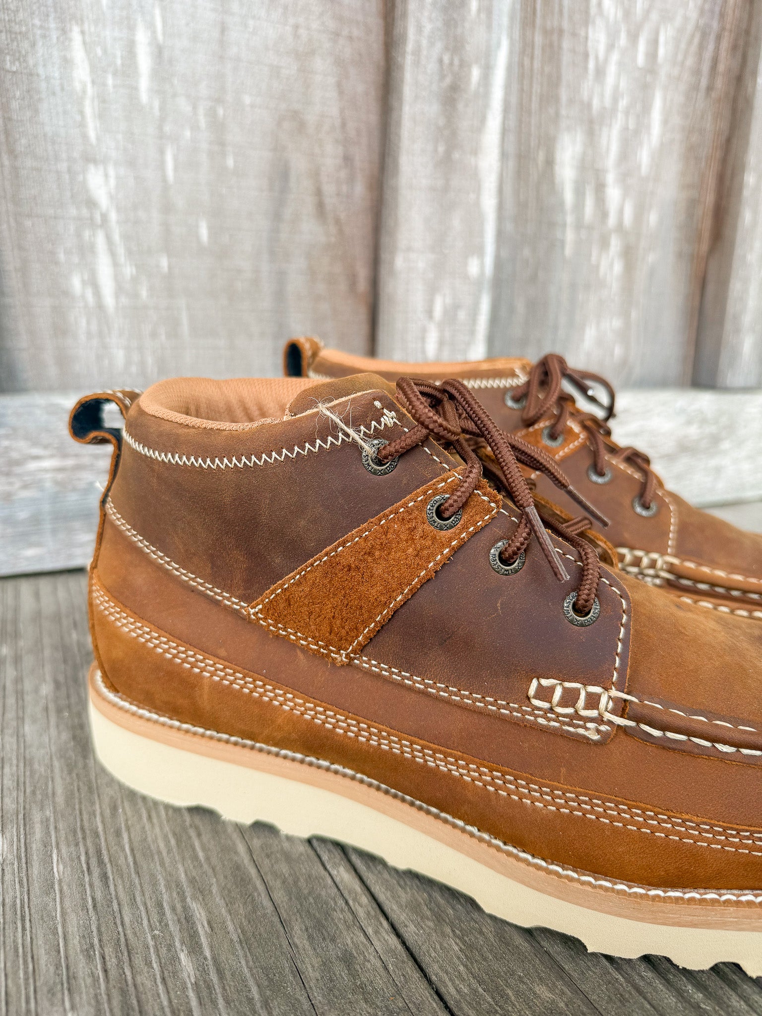 BOTA DE TRABAJO CON SUELA DE CUÑA DE 4" Y PUNTA DE ACERO PARA HOMBRE