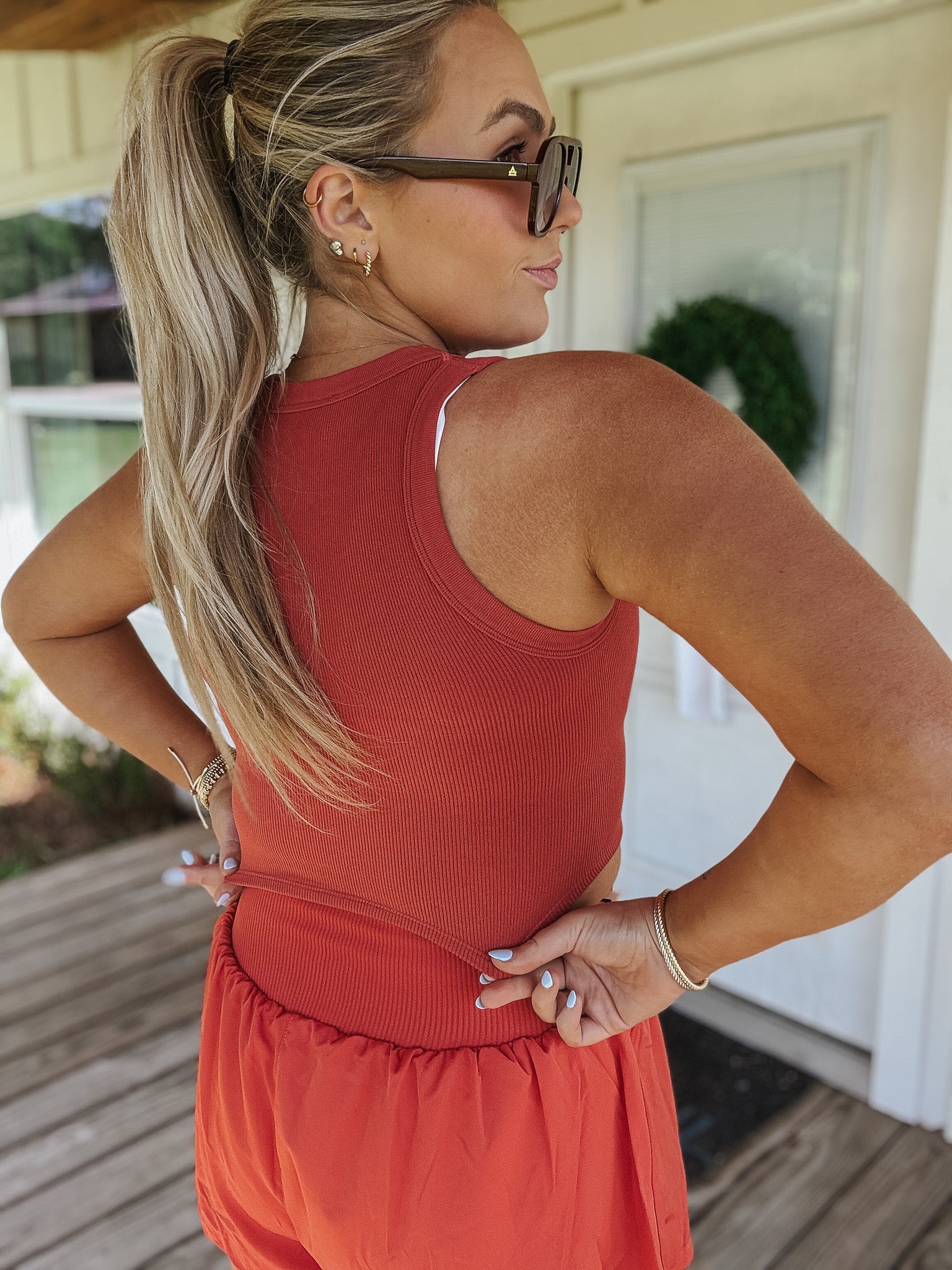 Serving Looks Tank in Brick Red