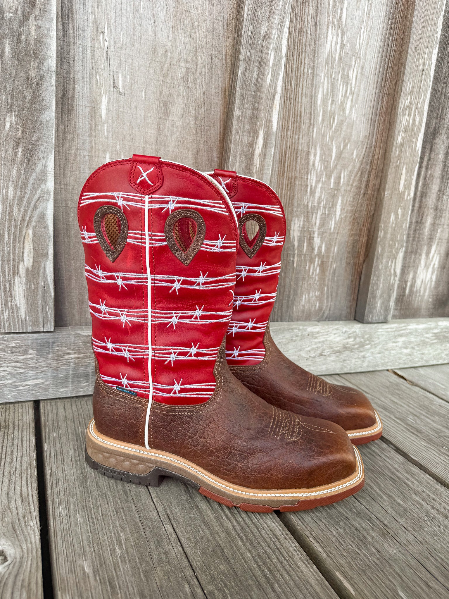 BOTA WESTERN TWISTED X IMPERMEABLE CON NANO PUNTERA EN ALAMBRE DE PÚAS ROJO