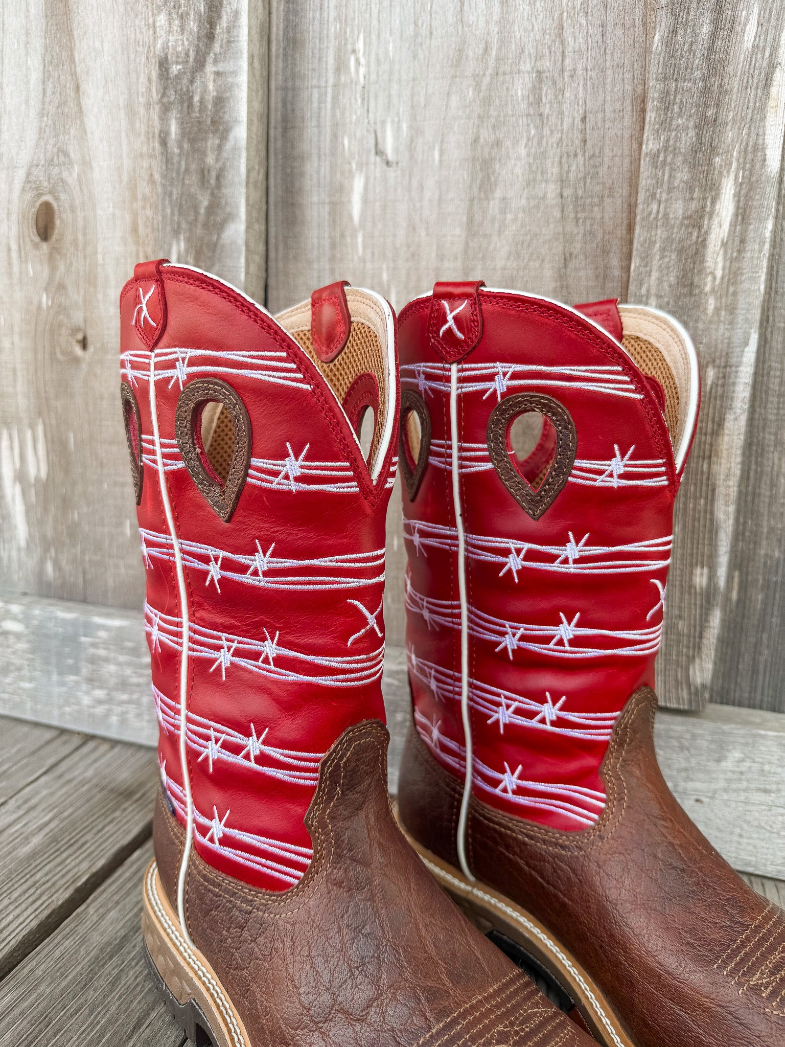 BOTA WESTERN TWISTED X IMPERMEABLE CON NANO PUNTERA EN ALAMBRE DE PÚAS ROJO