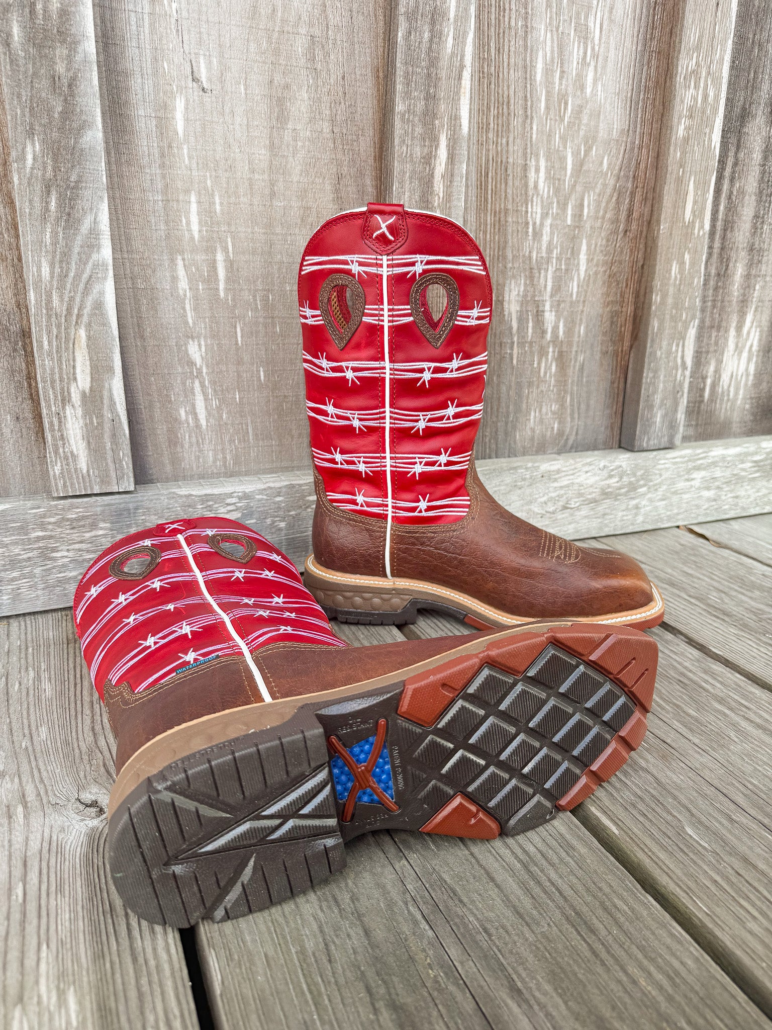 BOTA WESTERN TWISTED X IMPERMEABLE CON NANO PUNTERA EN ALAMBRE DE PÚAS ROJO