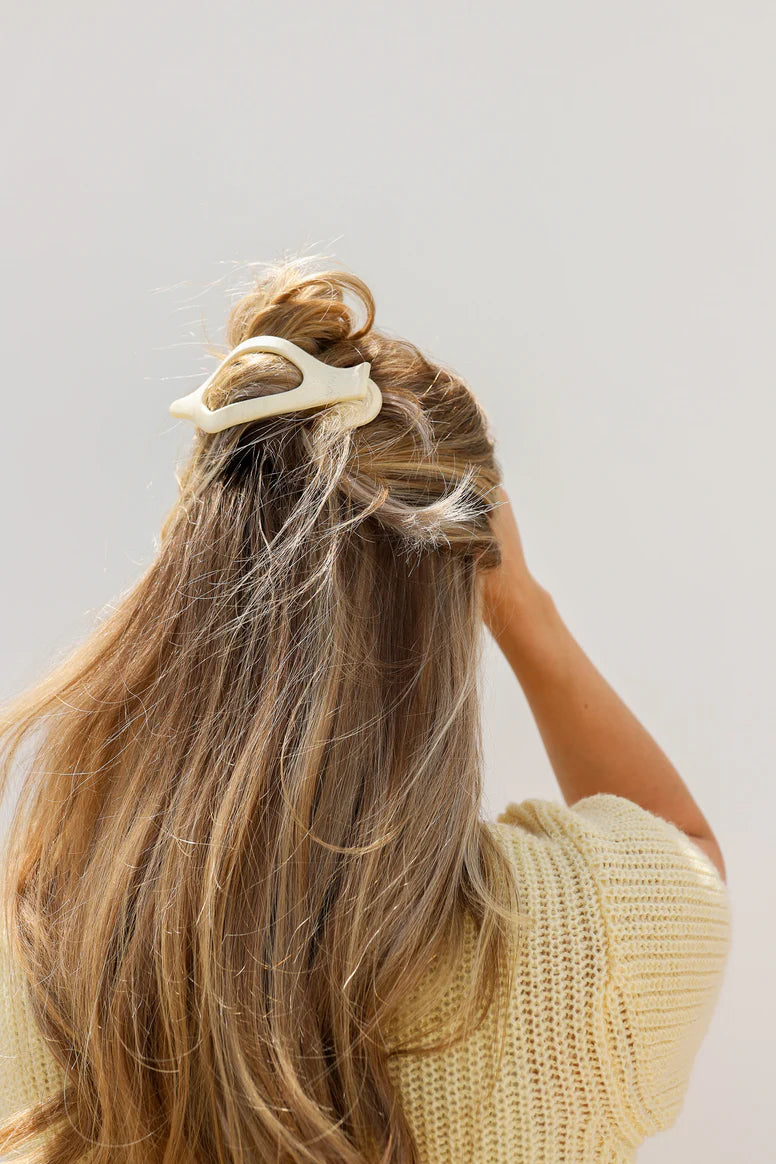 KAXI LAY DOWN 2.0 CLAW CLIP | SHINY CREAM