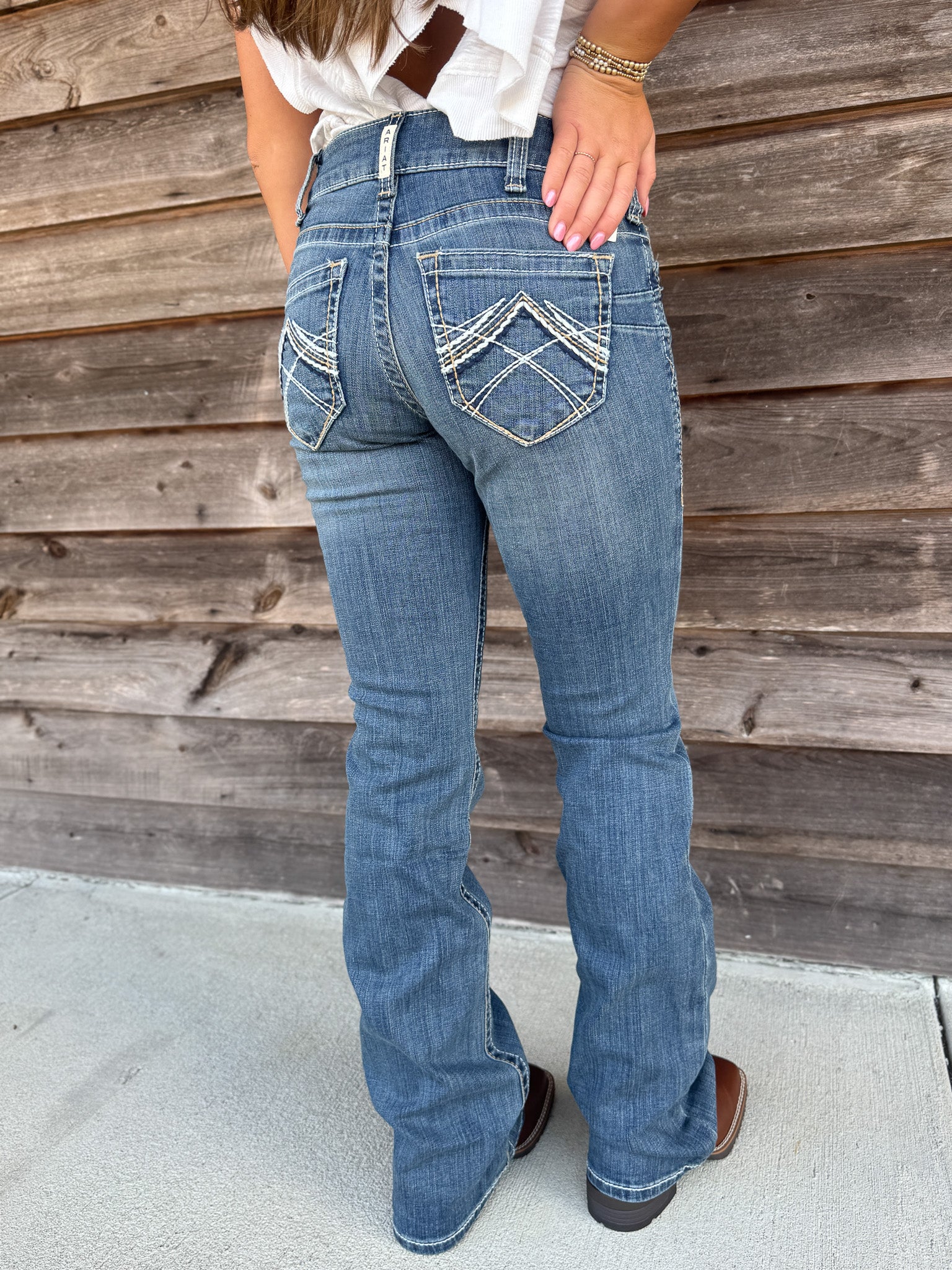 Jean Ariat REAL de talle medio, elástico, con corte de bota y punto de látigo para mujer