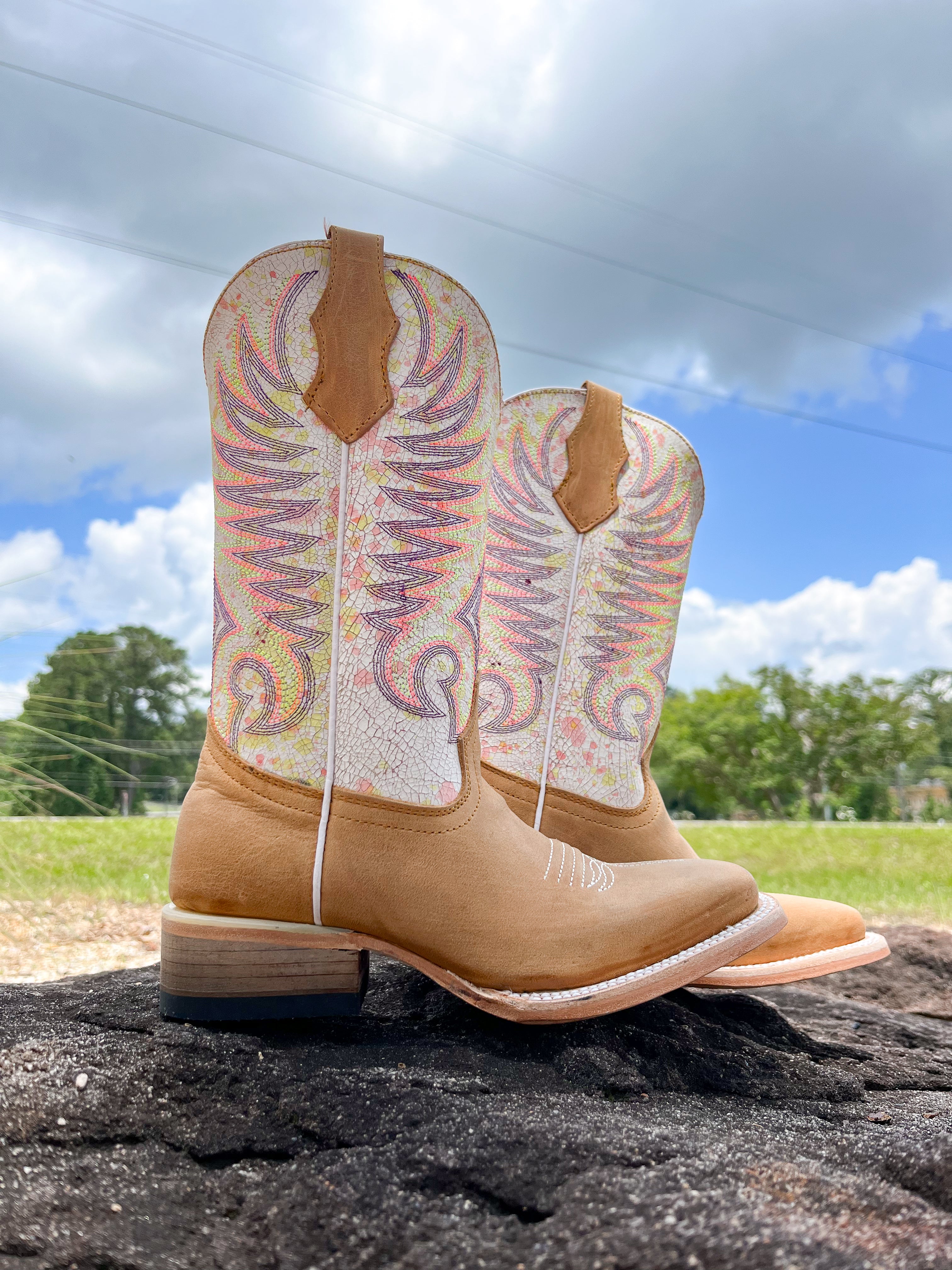 Botas con punta cuadrada y bordado blanco color canela Circle G by Corral para jóvenes