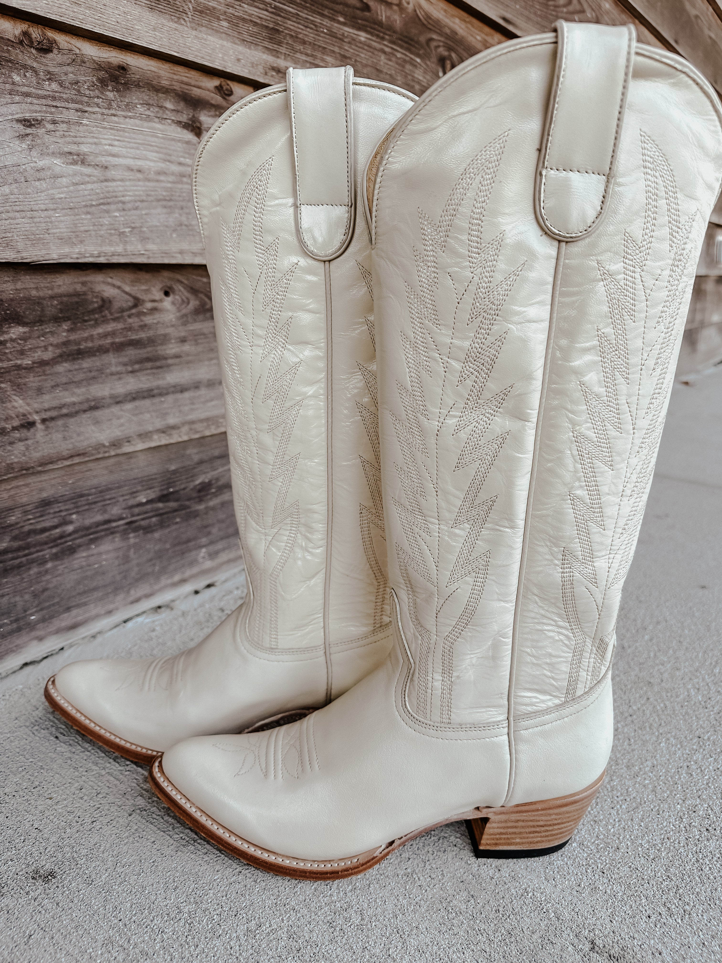 Macie Bean Spacey Gracey Crema para mujer de 15 pulgadas. Bota con punta de almendra