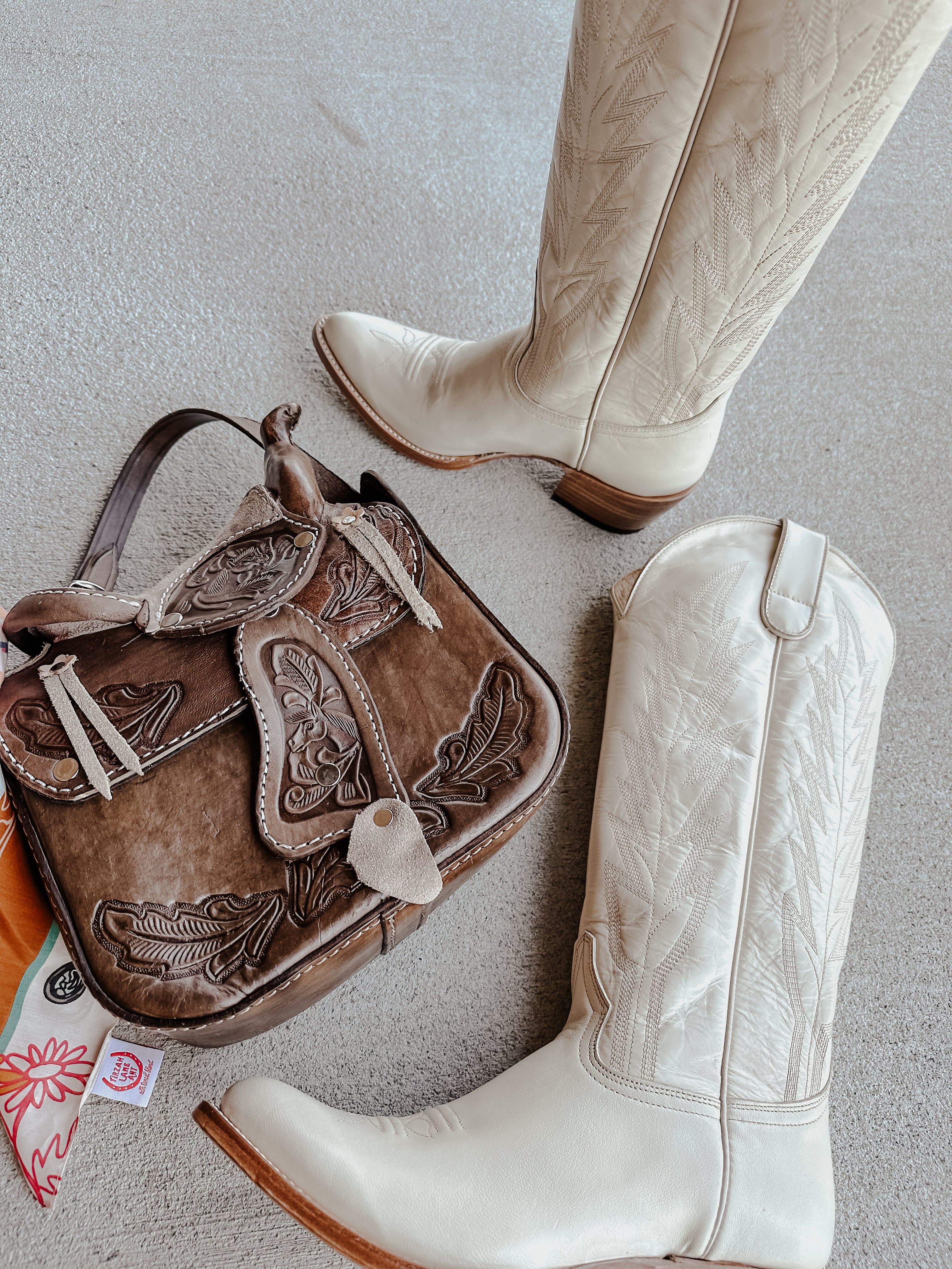 Macie Bean Spacey Gracey Crema para mujer de 15 pulgadas. Bota con punta de almendra