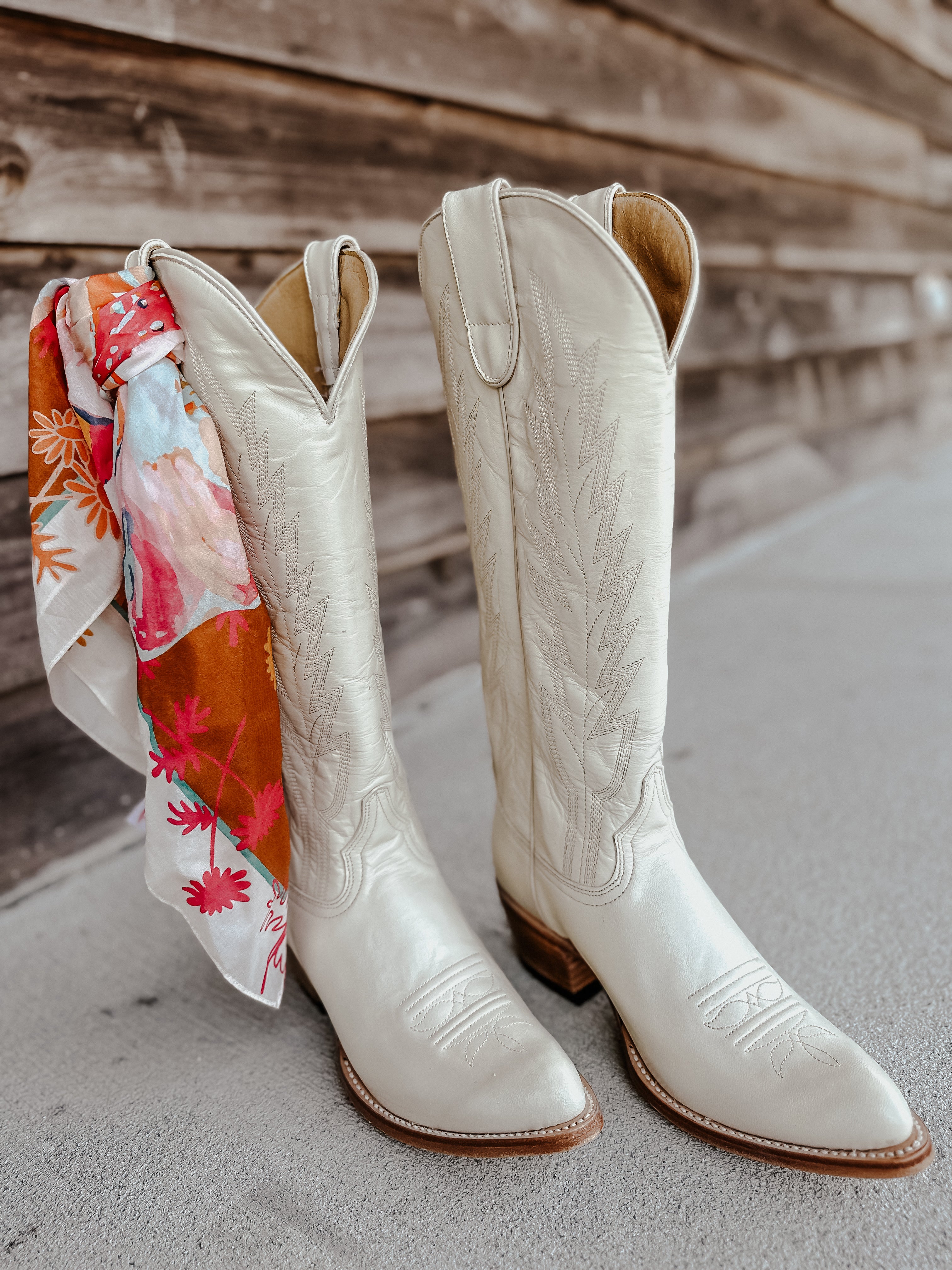 Macie Bean Spacey Gracey Crema para mujer de 15 pulgadas. Bota con punta de almendra