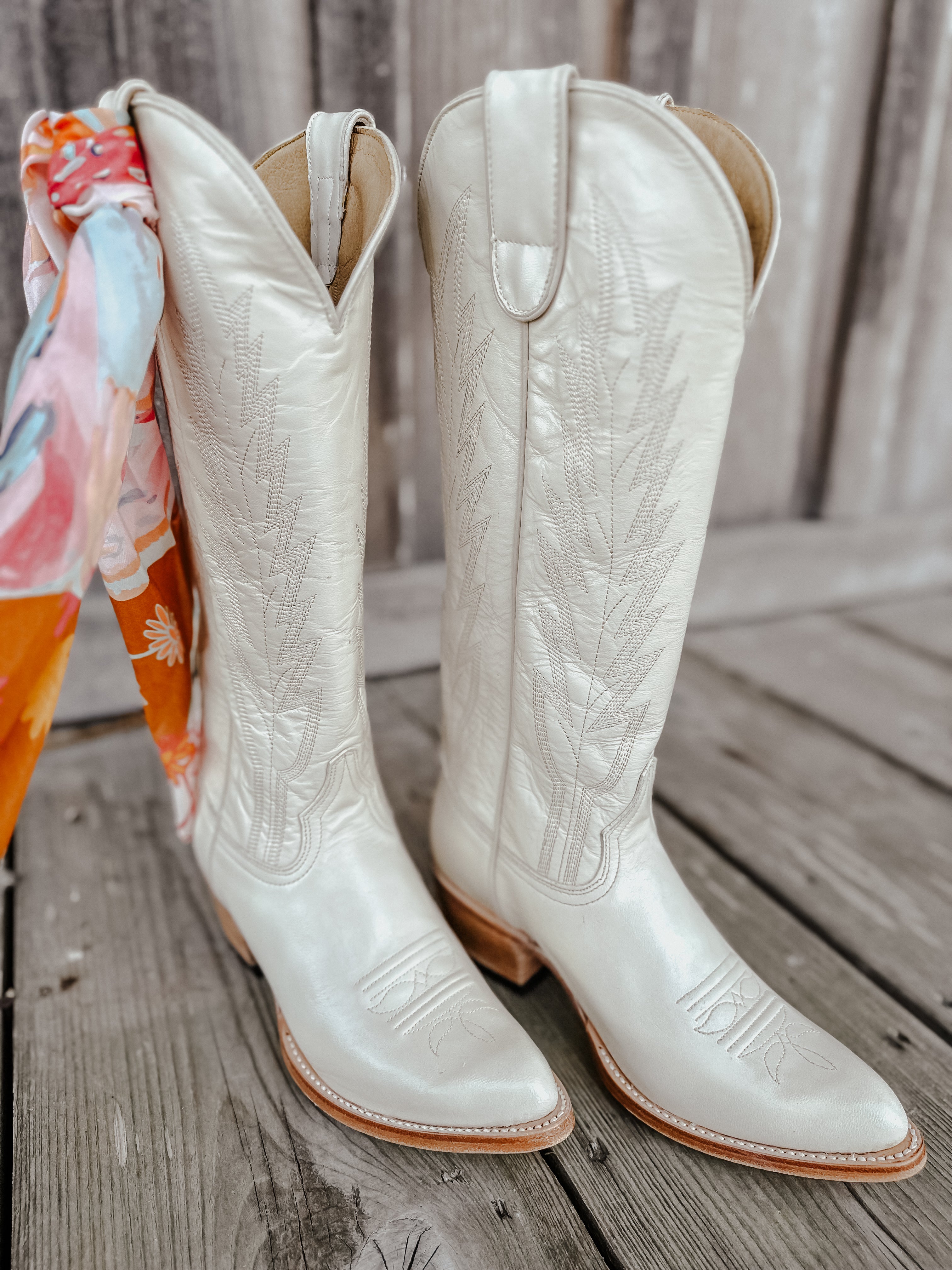 Macie Bean Spacey Gracey Crema para mujer de 15 pulgadas. Bota con punta de almendra