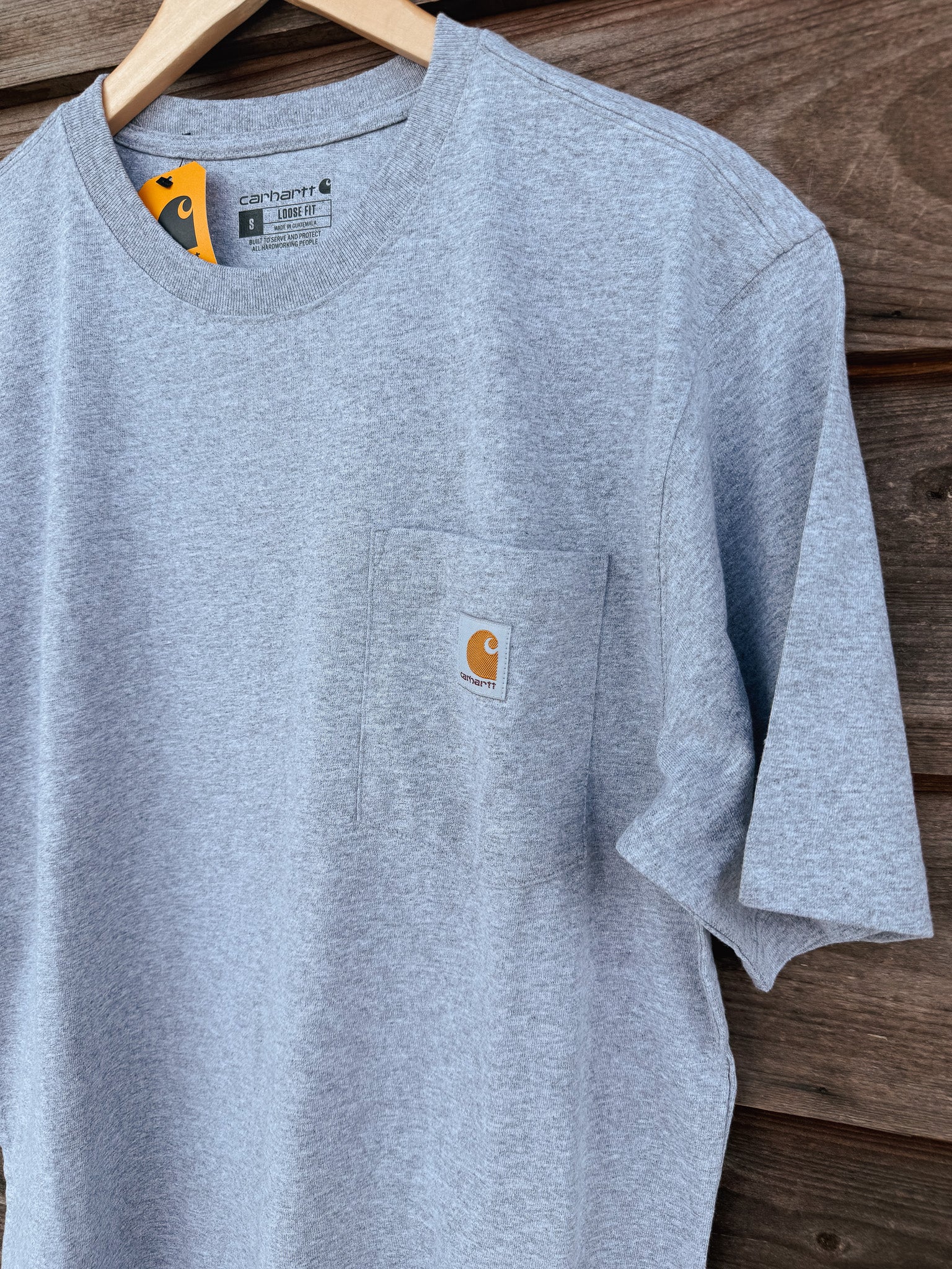 CAMISETA CARHARTT SUELTA Y PESADA CON BOLSILLO DE MANGA CORTA EN GRIS JAPONÉS 