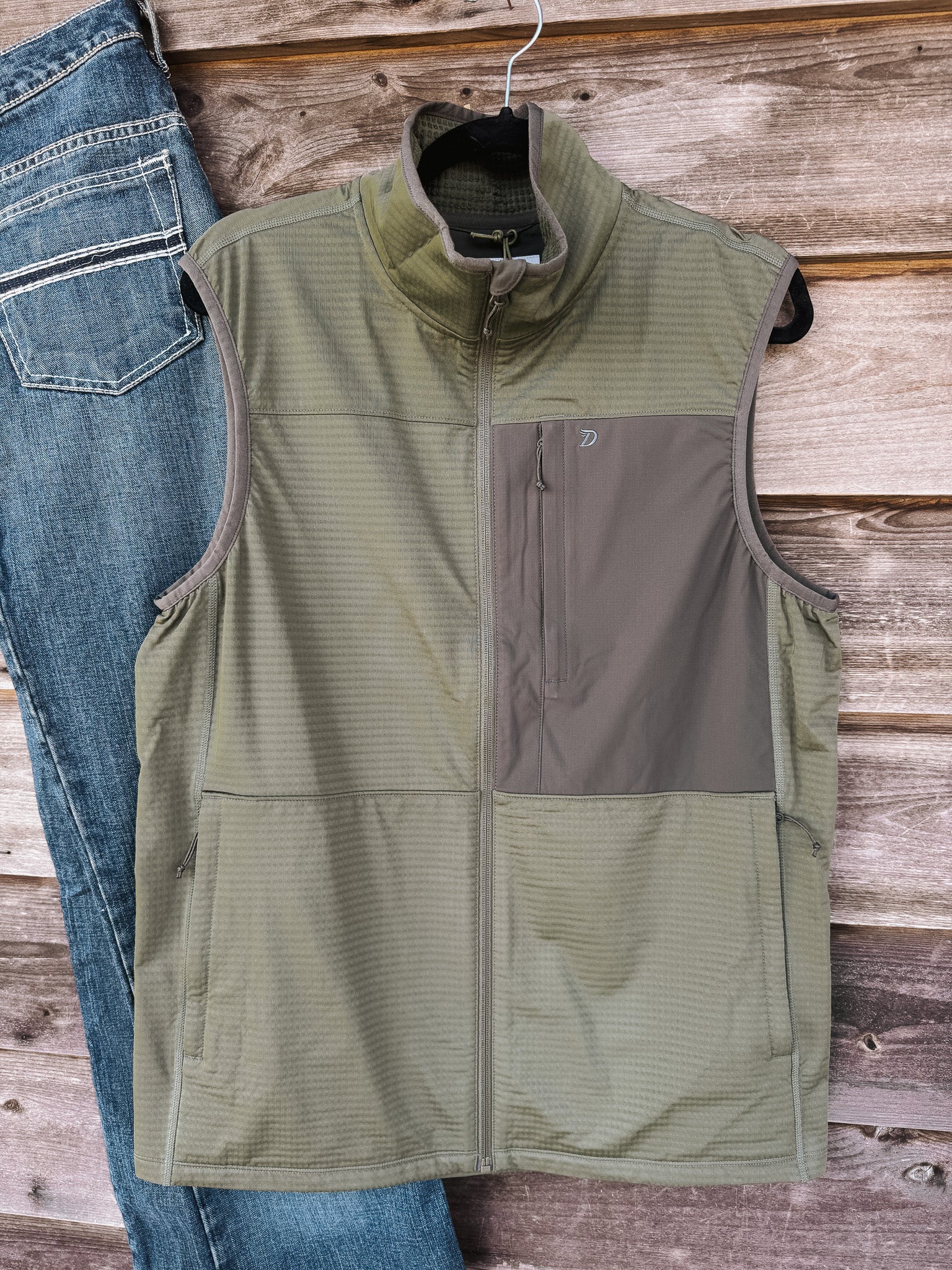 Duck Camp Lightweight Grid Tech Vest in Moss/Raven