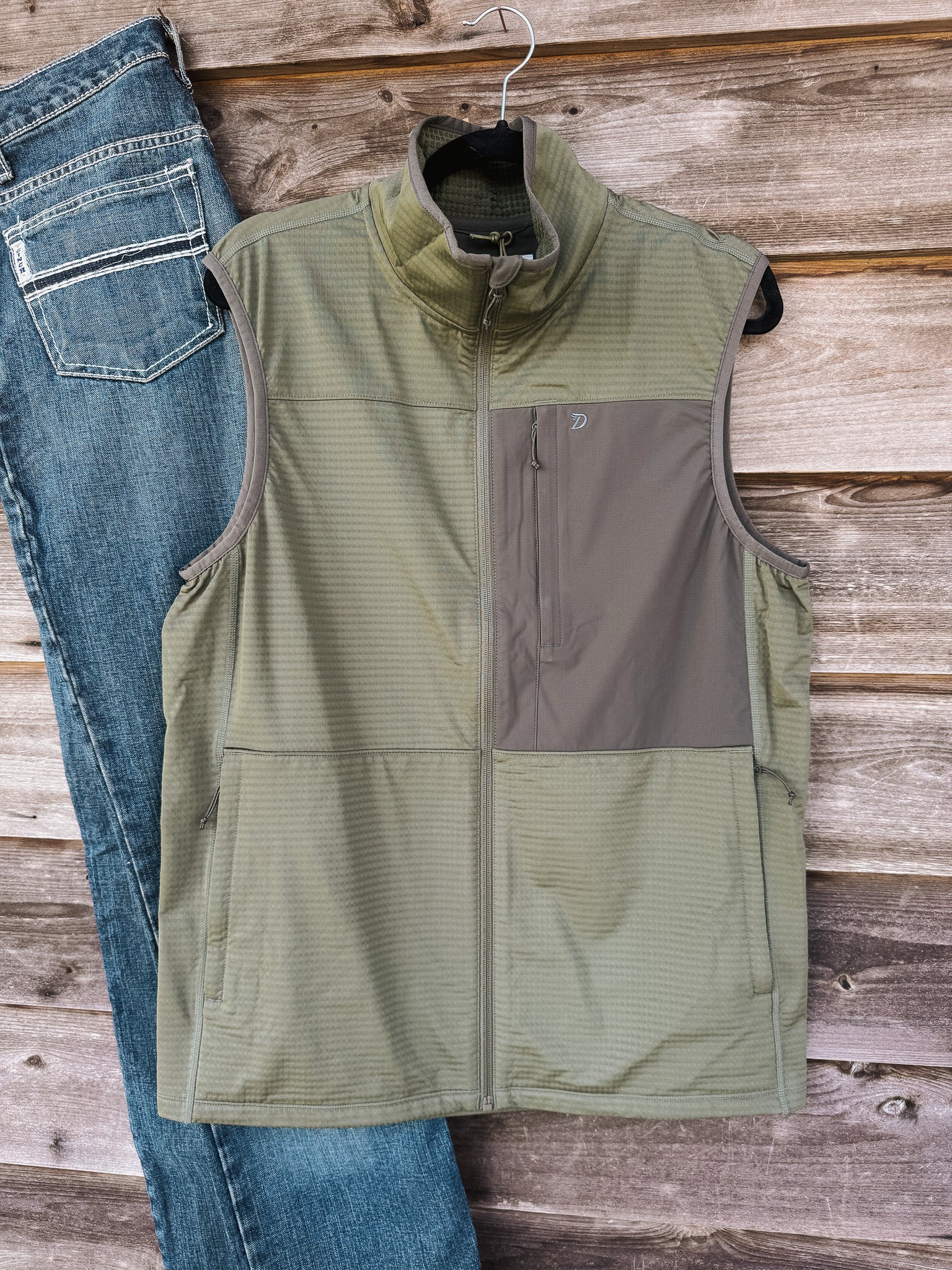 Duck Camp Lightweight Grid Tech Vest in Moss/Raven