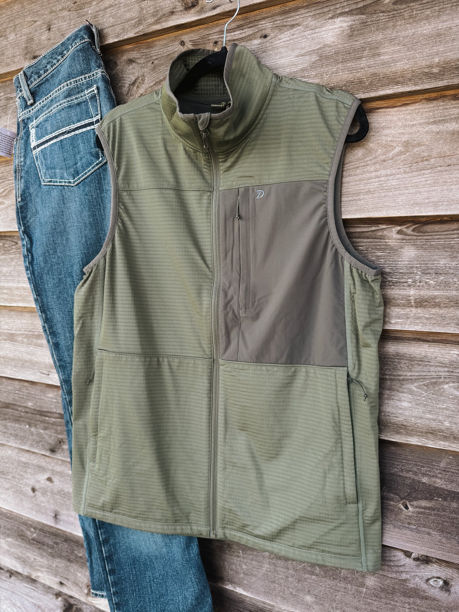 Duck Camp Lightweight Grid Tech Vest in Moss/Raven