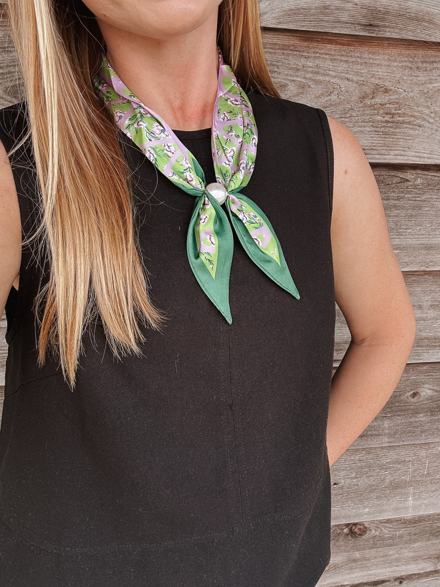 Lavender Fields Pearl Magnet Neck Scarf