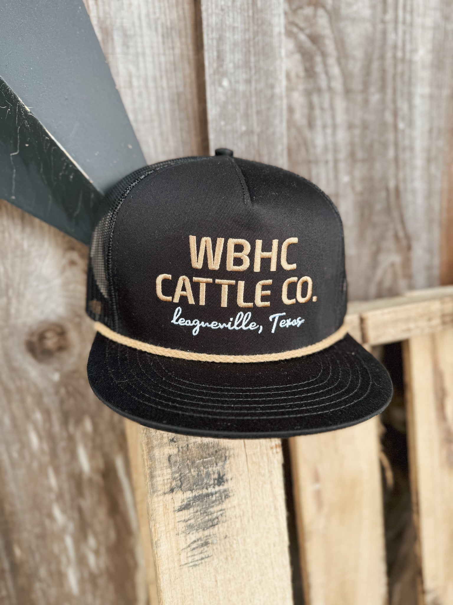 GORRA DE GANADO WHISKY BENT HAT CO. EN NEGRO Y ORO