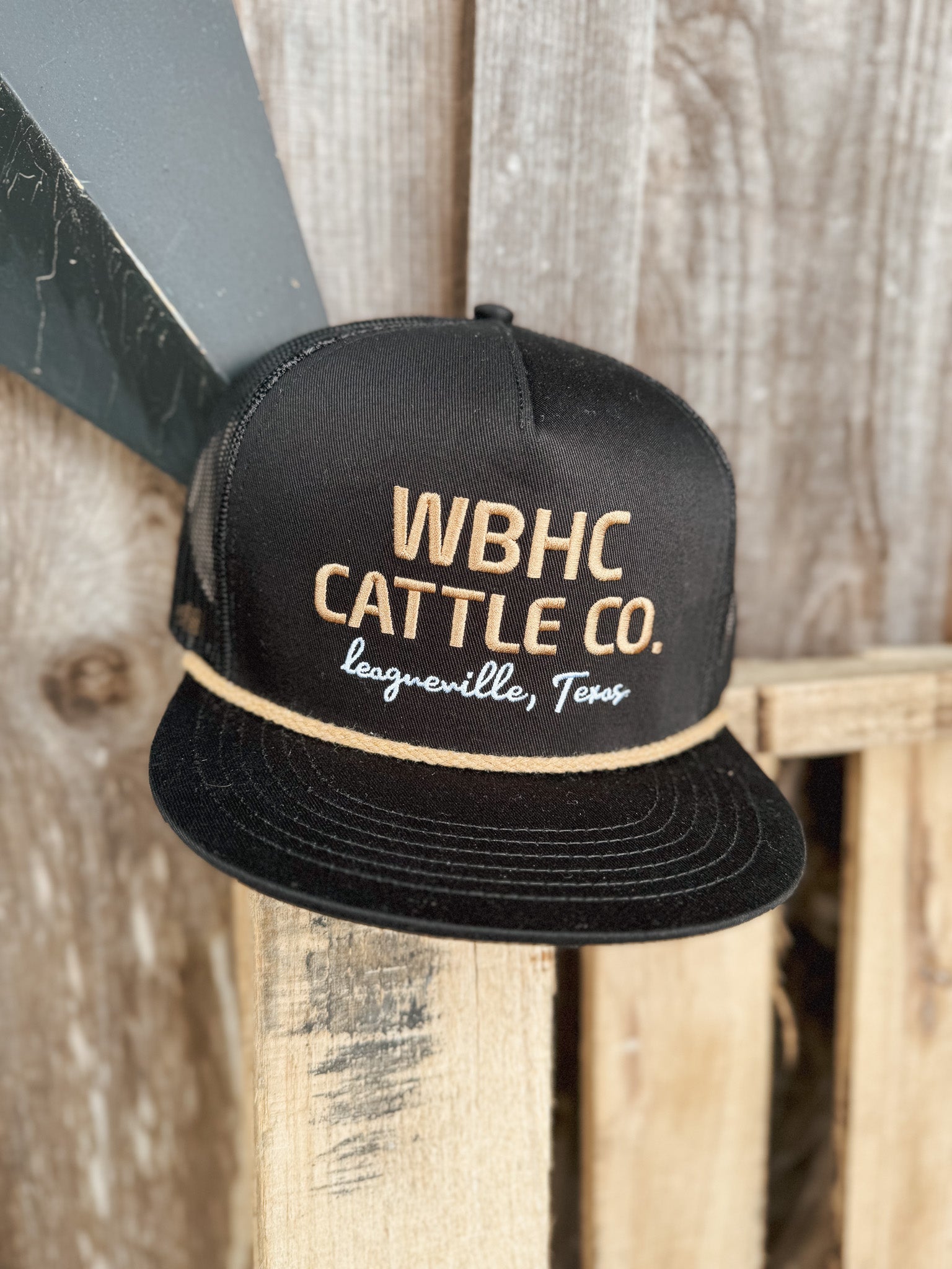 GORRA DE GANADO WHISKY BENT HAT CO. EN NEGRO Y ORO