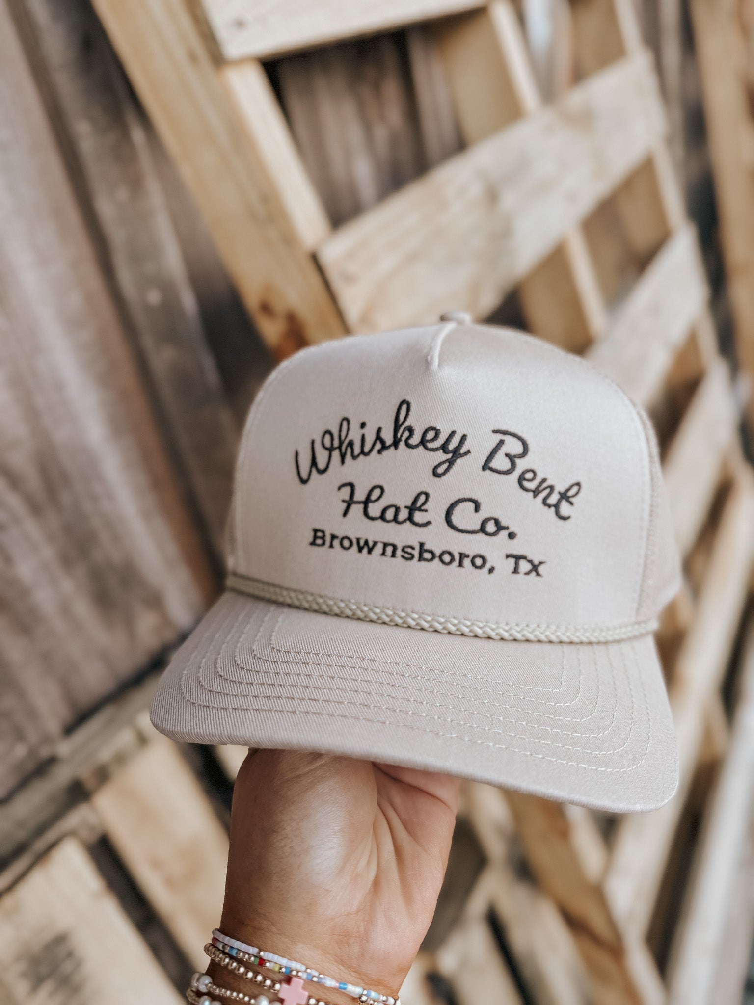 Whisky Bent Hat Co. Gorra The Sale Barn en color canela 