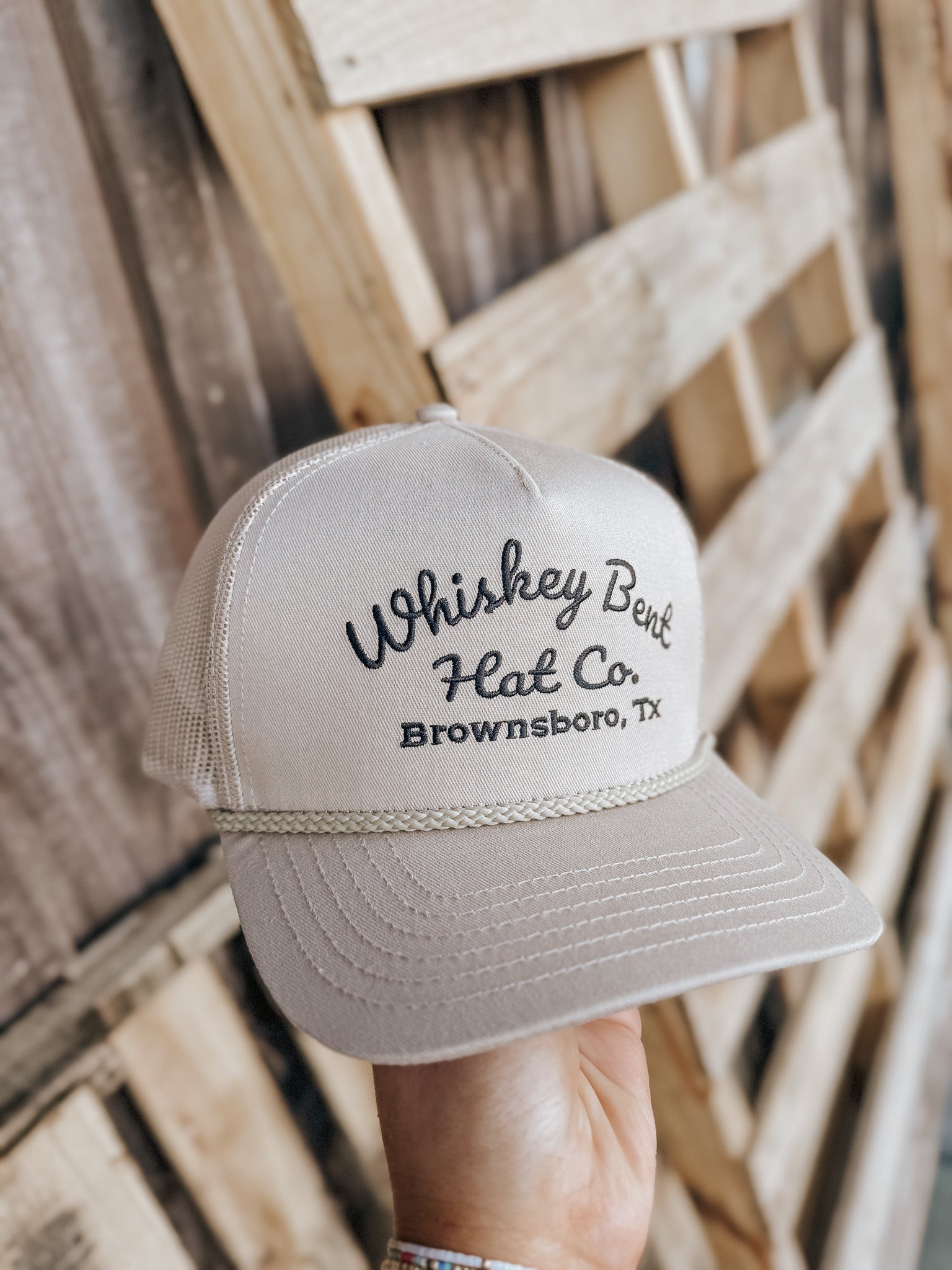 Whisky Bent Hat Co. Gorra The Sale Barn en color canela 