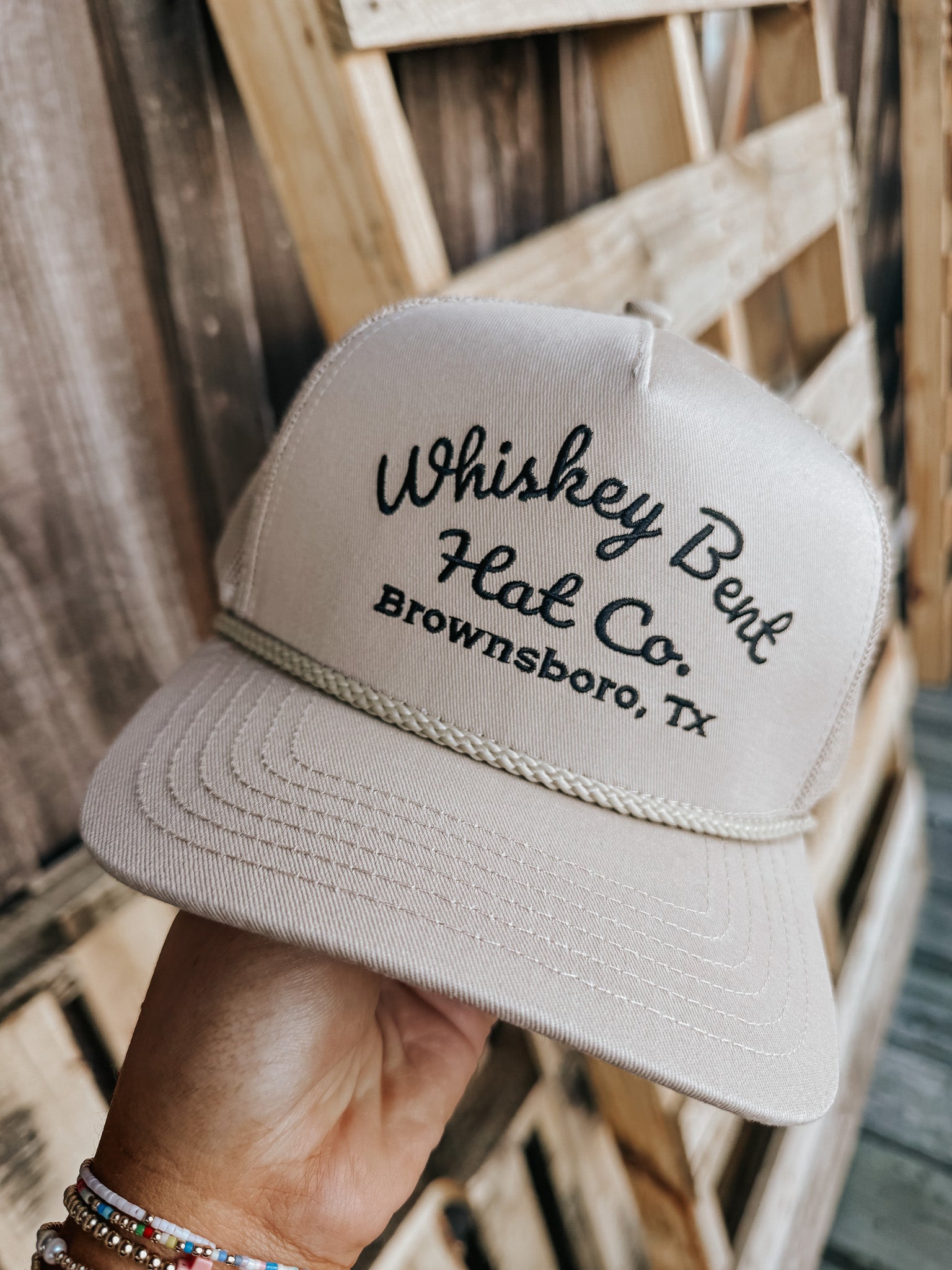 Whisky Bent Hat Co. Gorra The Sale Barn en color canela 